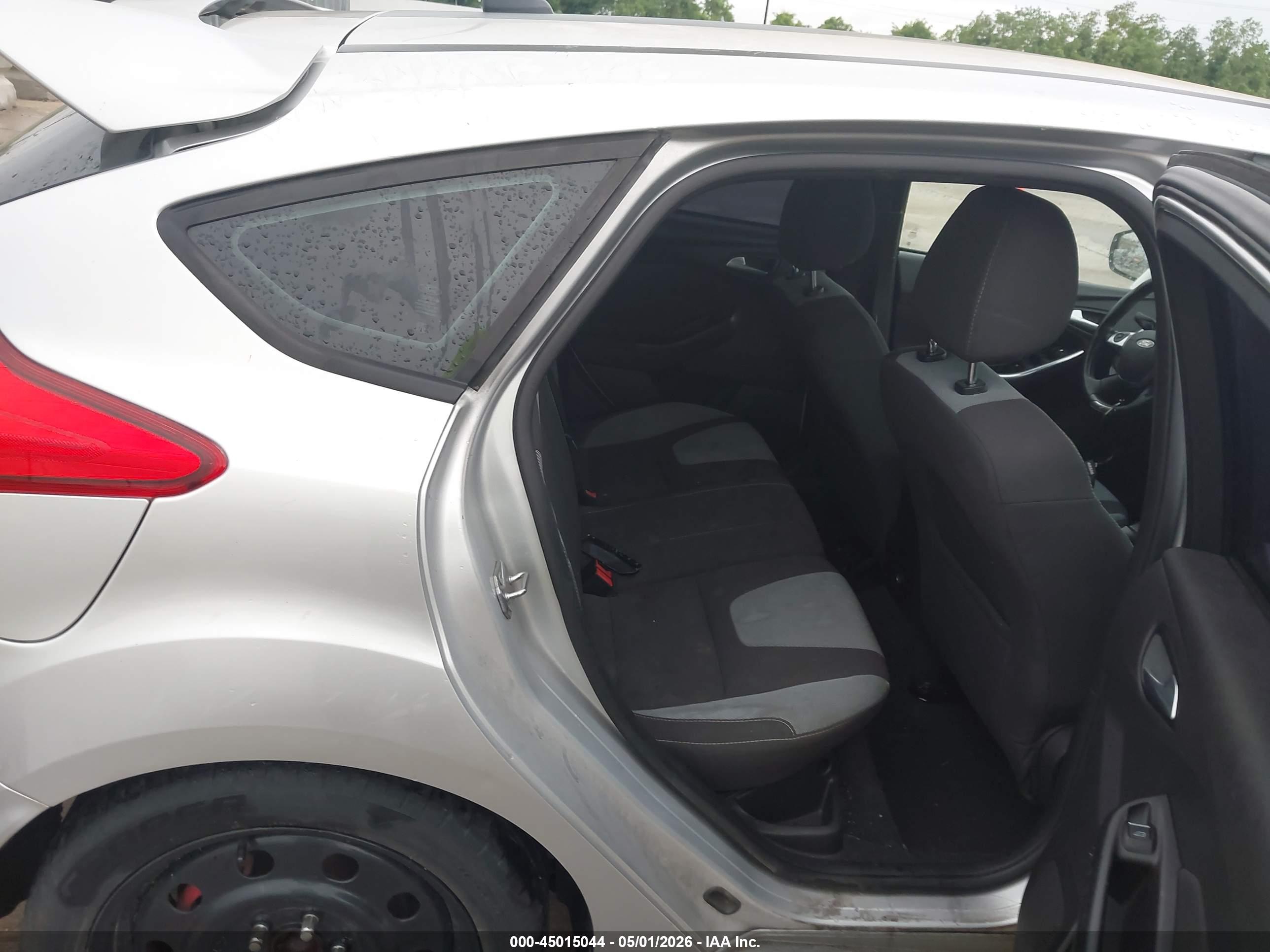 FORD FOCUS image 8