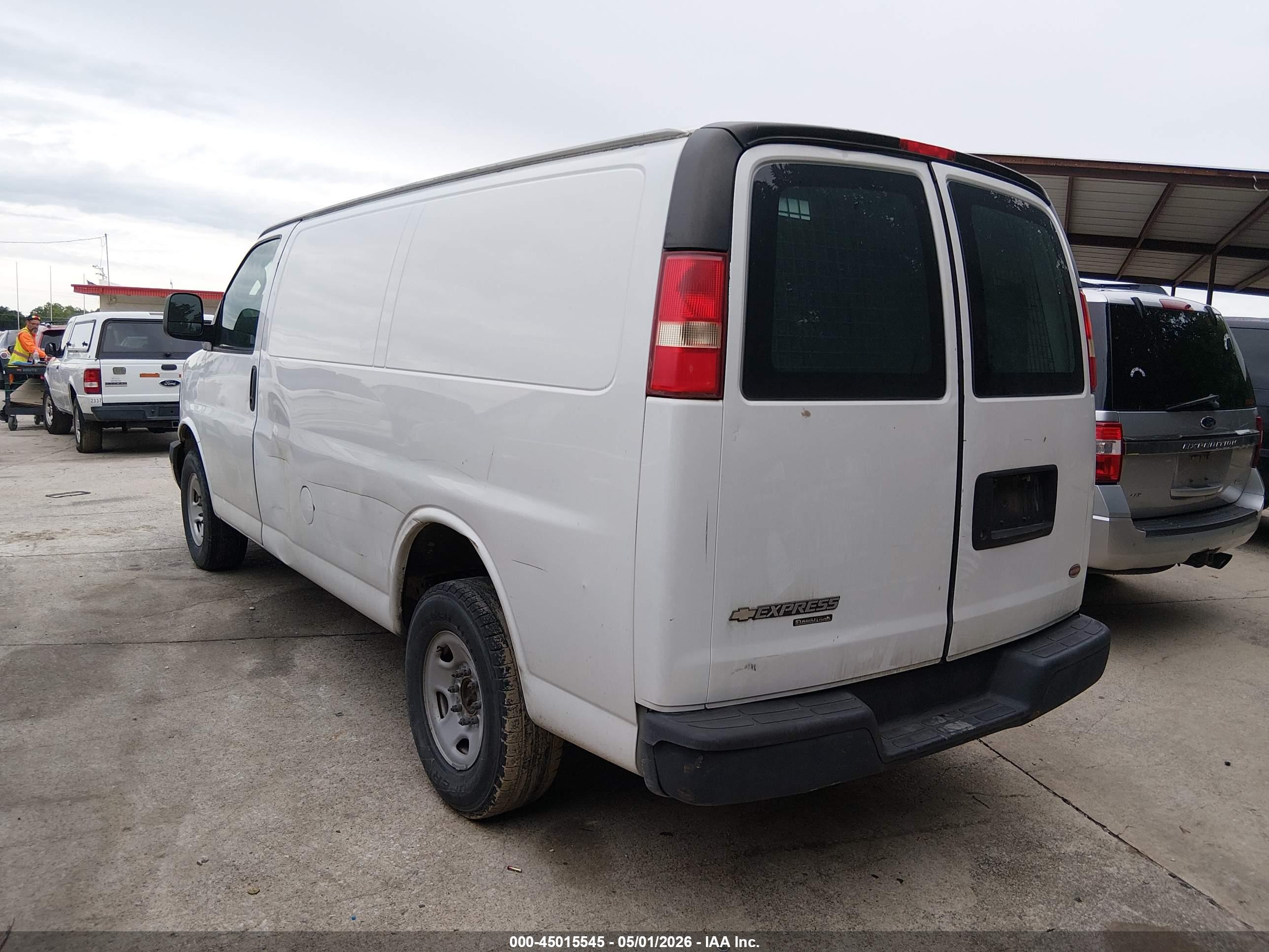 CHEVROLET EXPRESS image 3