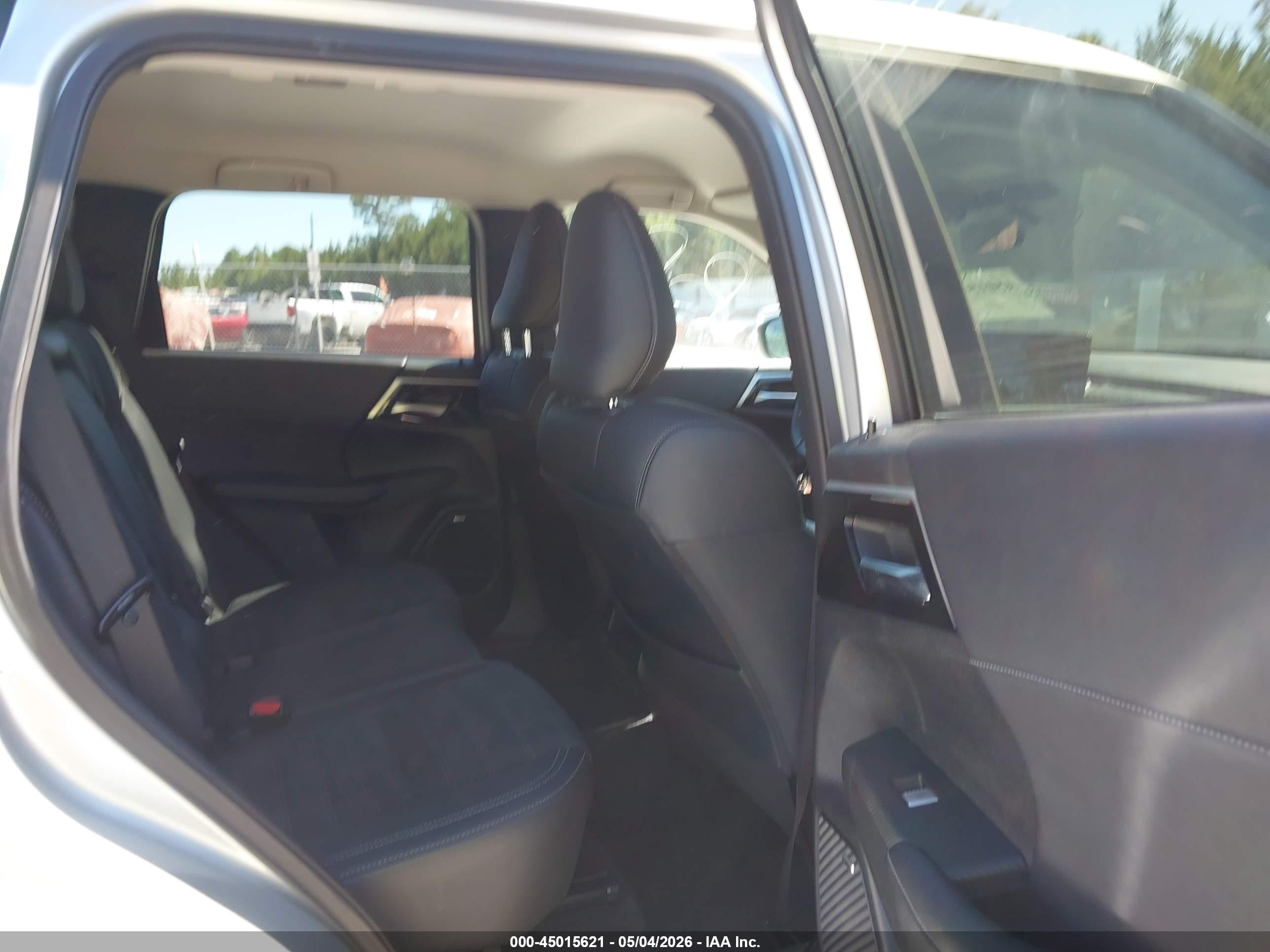 MITSUBISHI OUTLANDER image 8