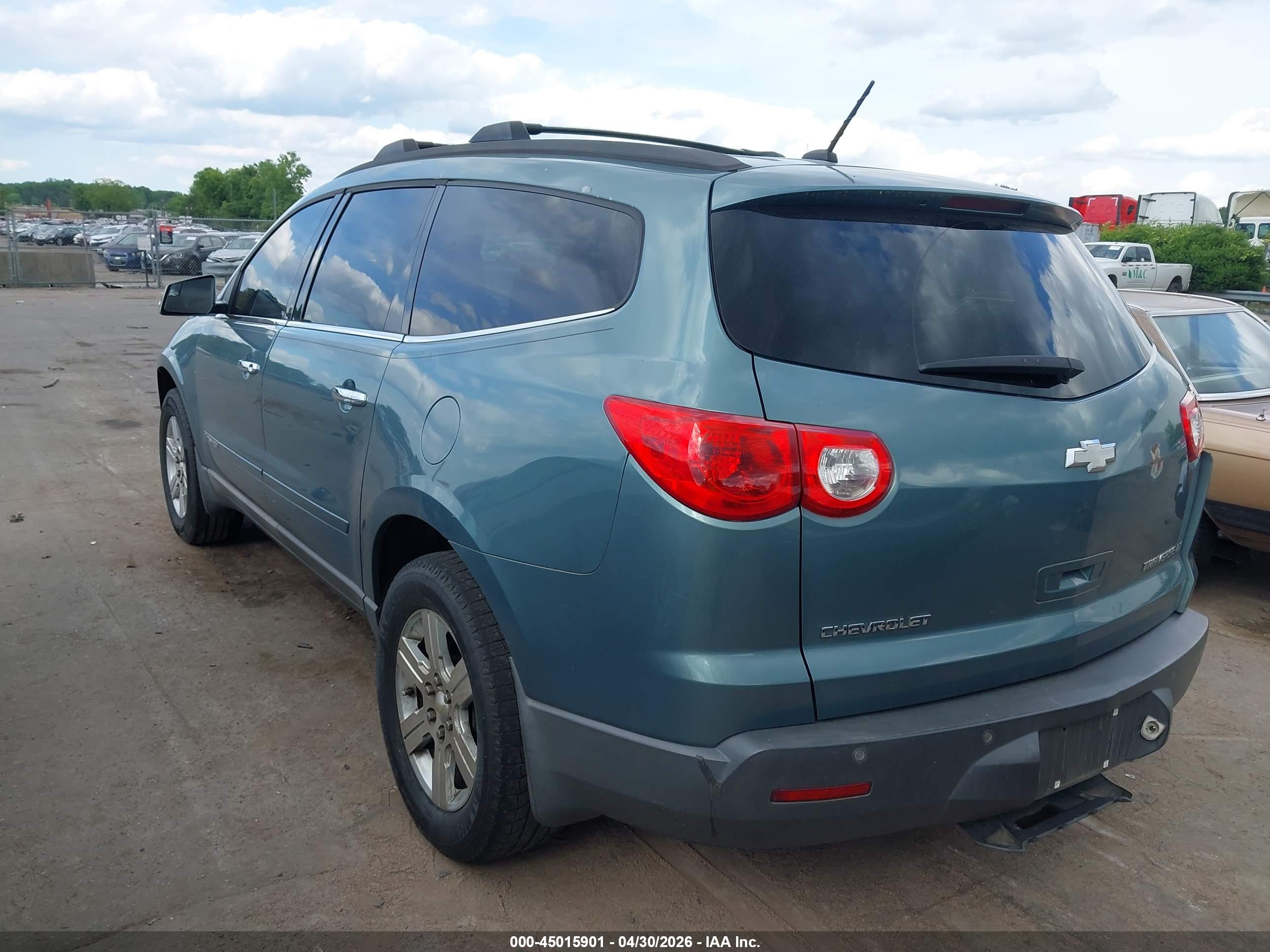 CHEVROLET TRAVERSE image 3