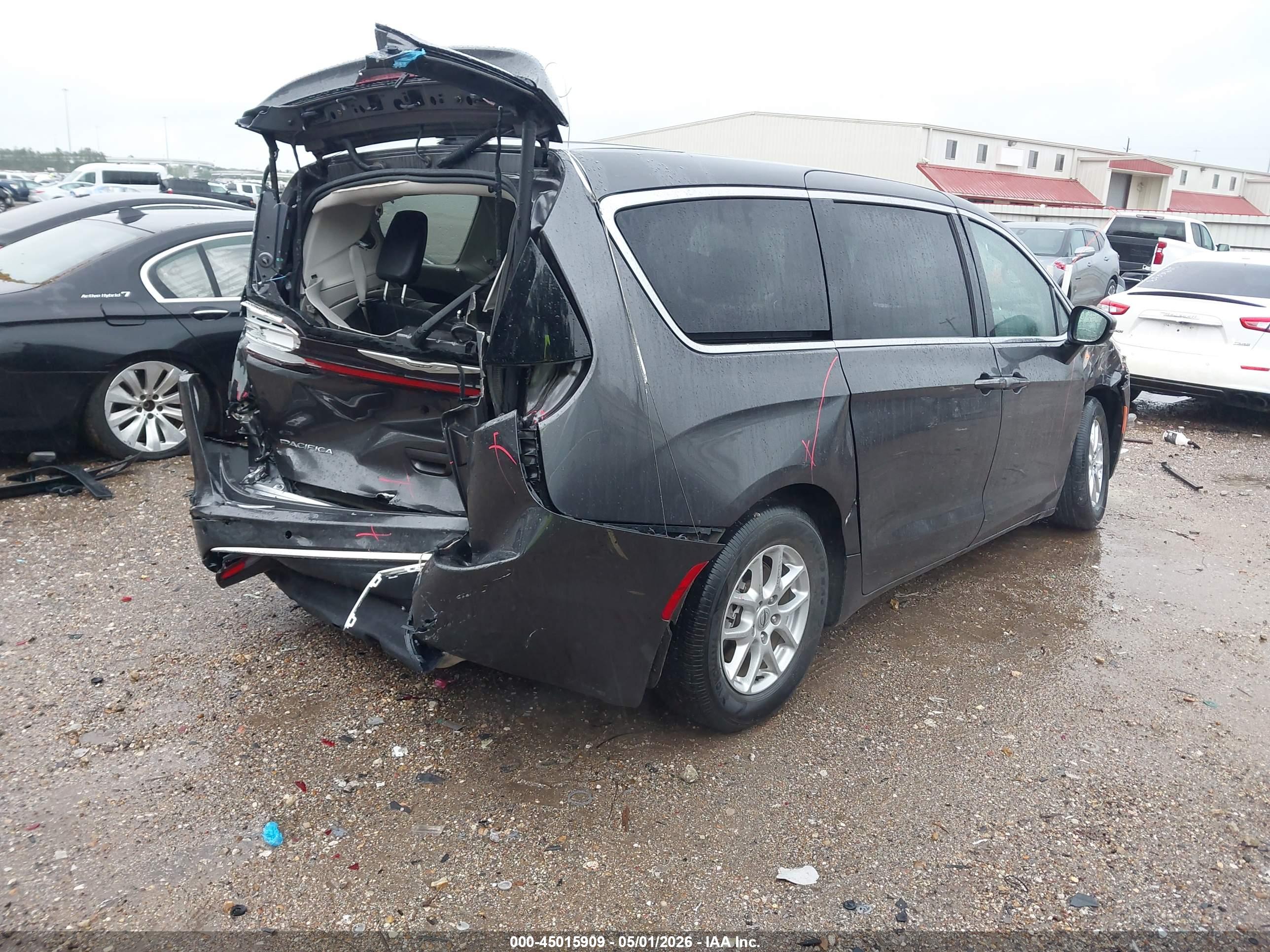 CHRYSLER PACIFICA image 4