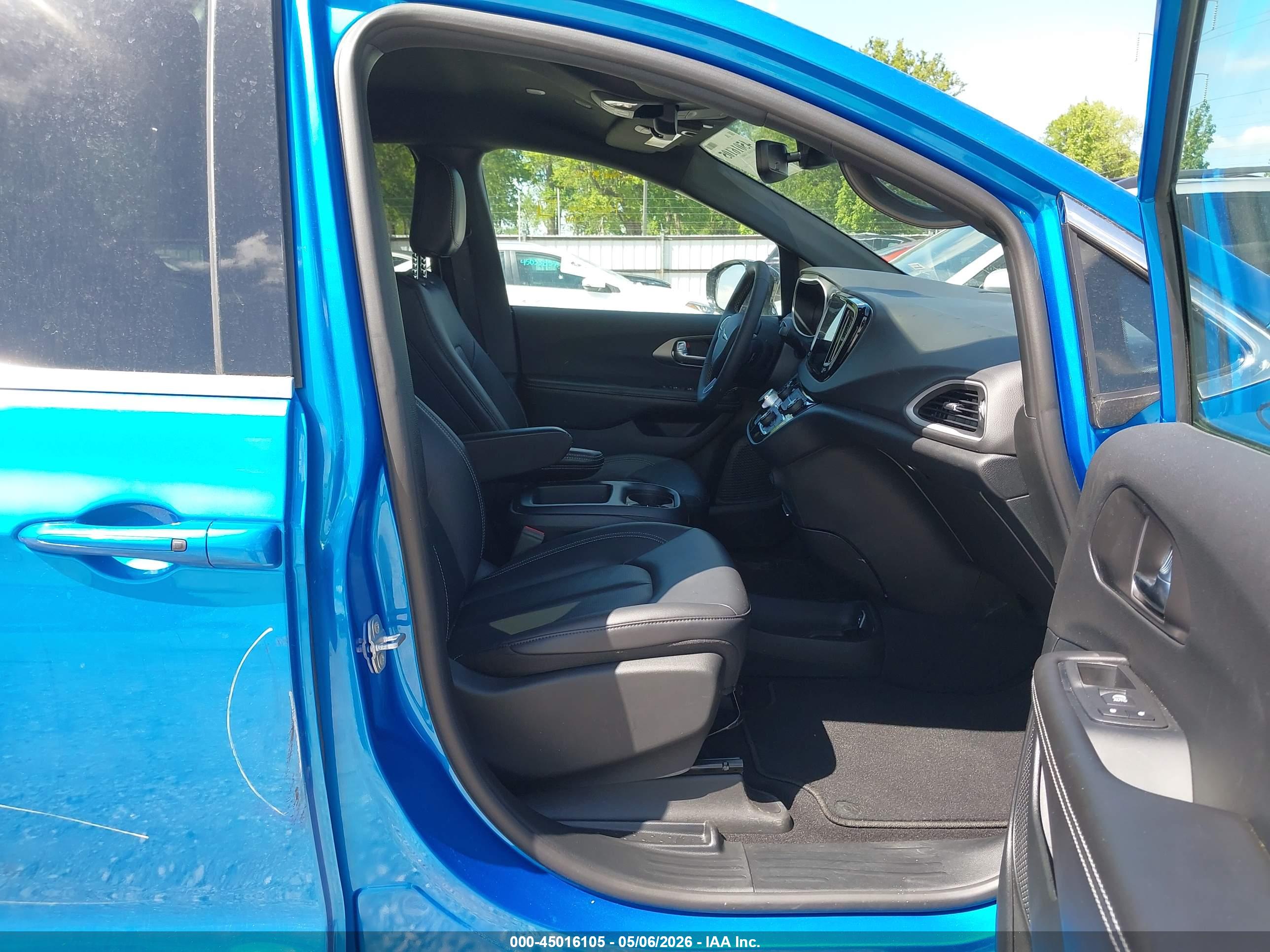 CHRYSLER PACIFICA image 5