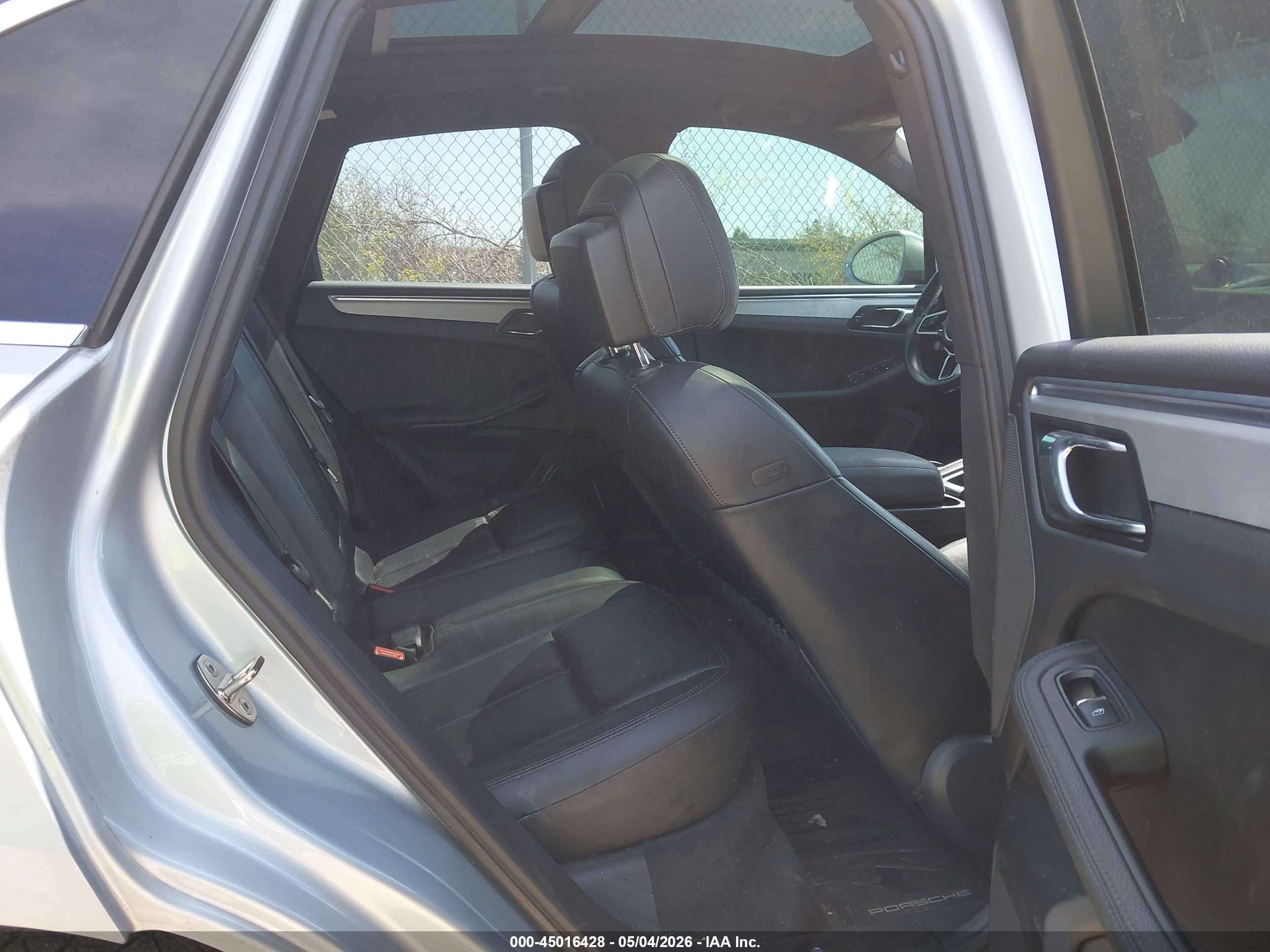 PORSCHE MACAN image 8