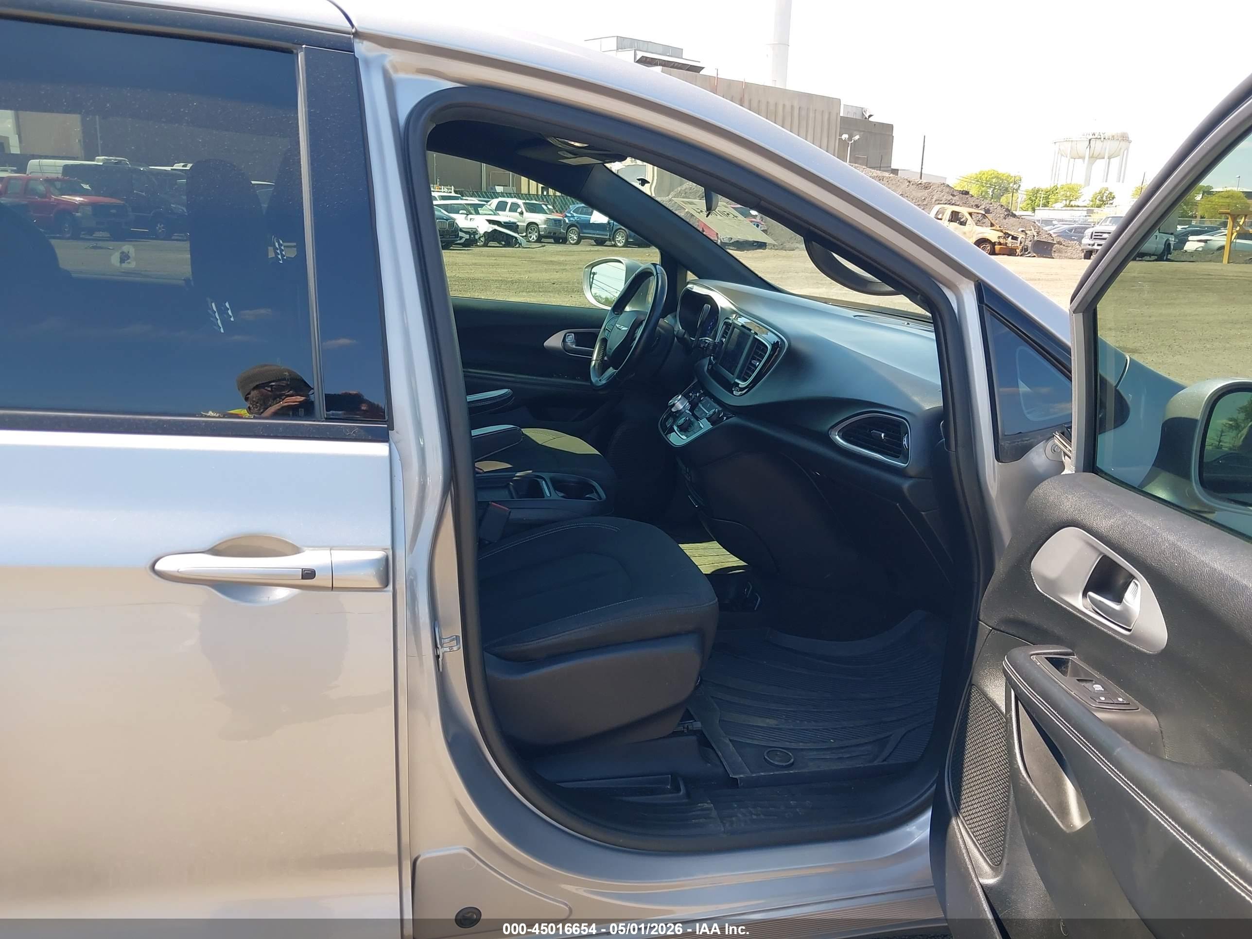 CHRYSLER PACIFICA image 5