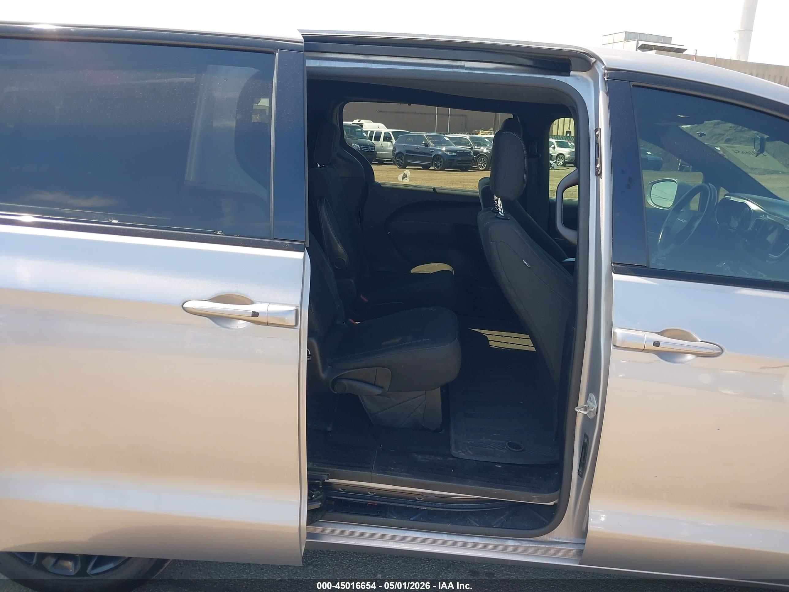 CHRYSLER PACIFICA image 8