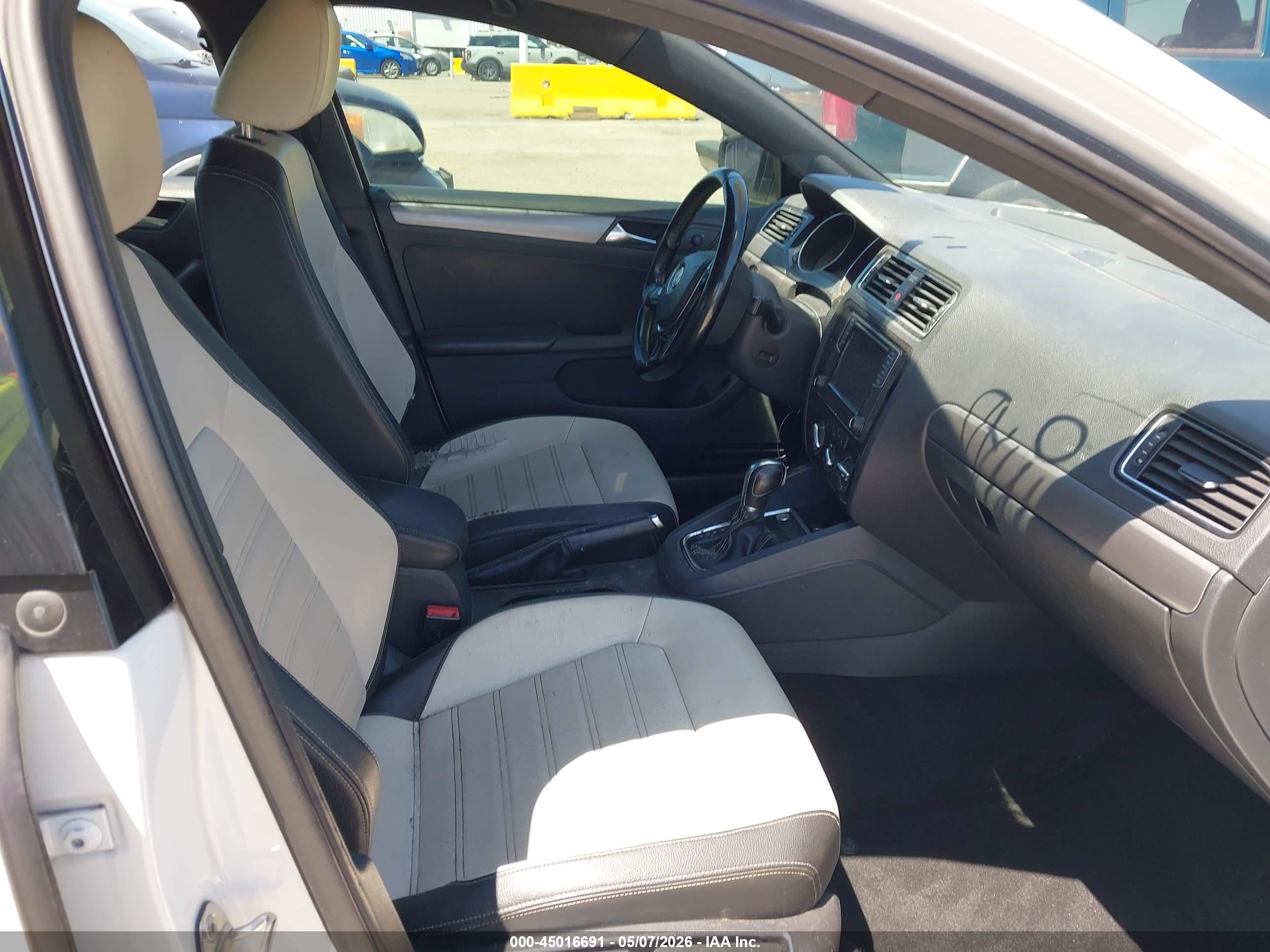 VOLKSWAGEN JETTA image 5