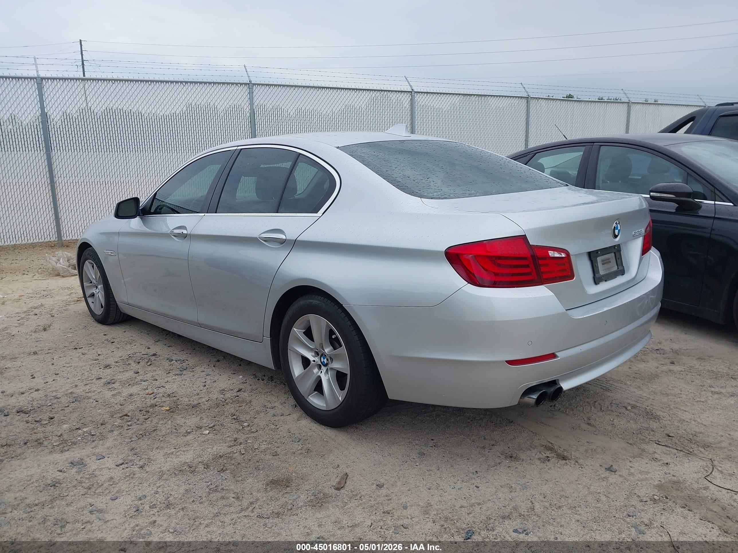 BMW 528I image 3