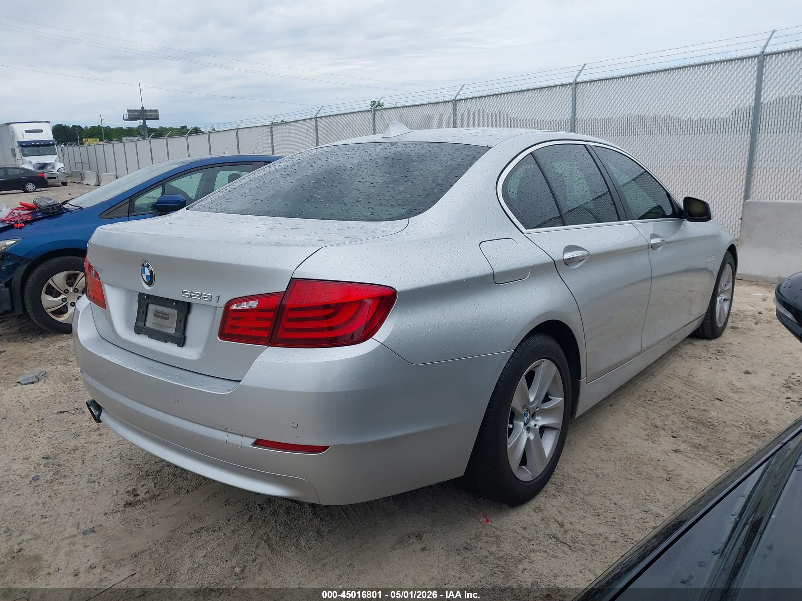 BMW 528I image 4