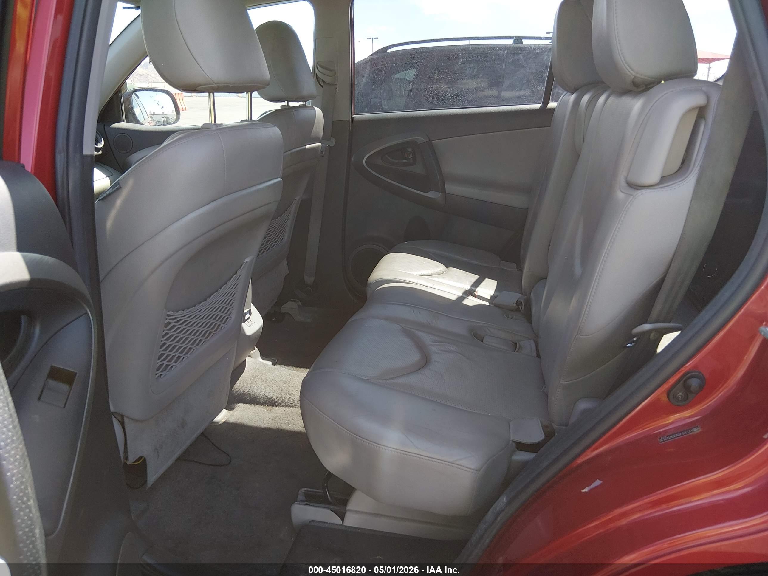 TOYOTA RAV4 image 8