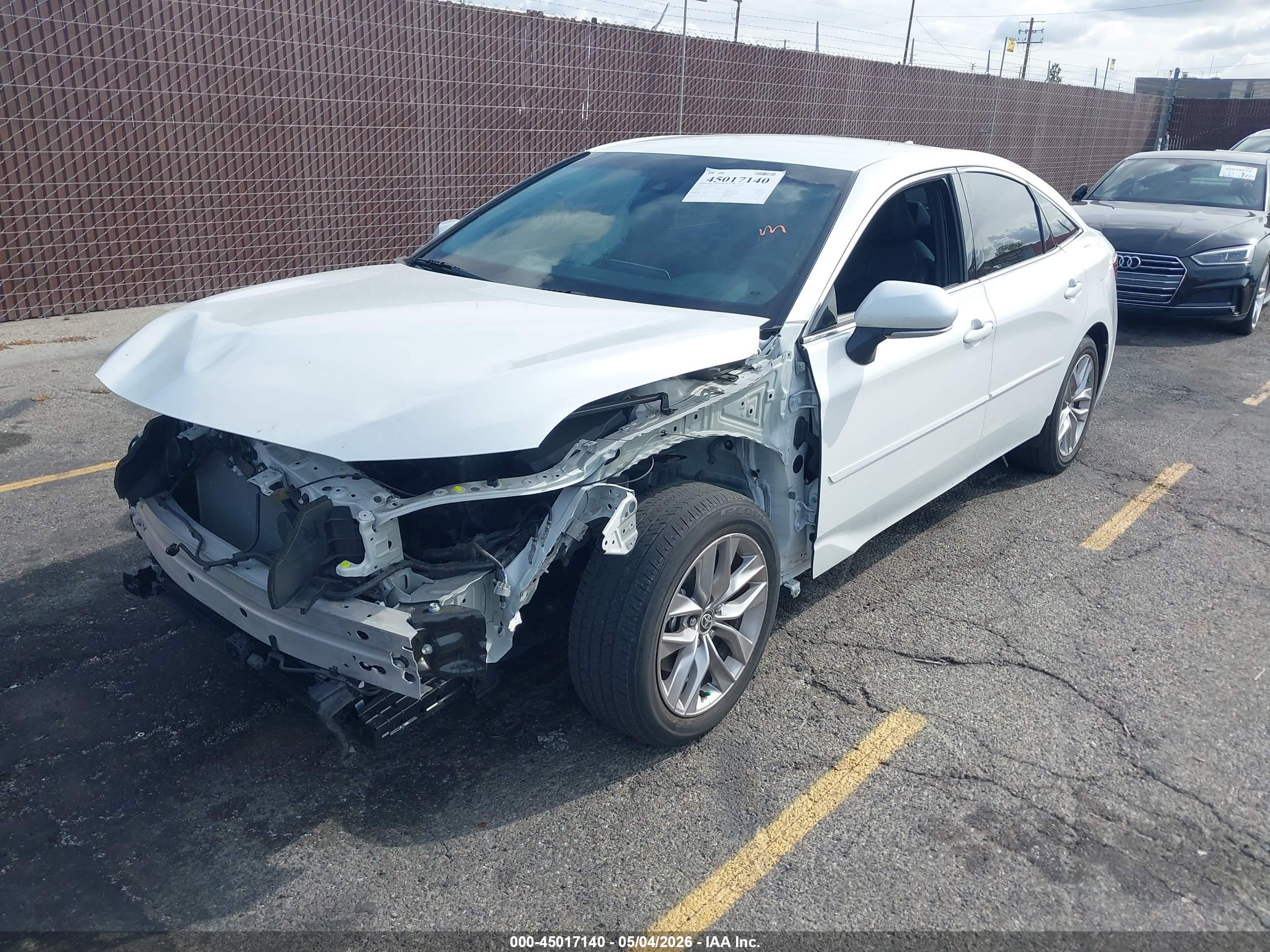 TOYOTA AVALON image 2