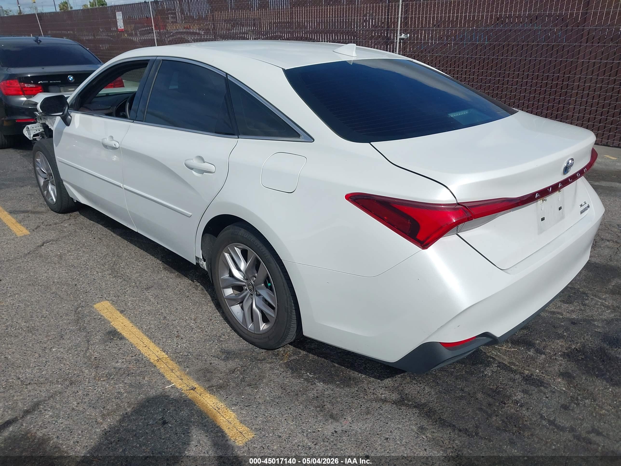 TOYOTA AVALON image 3