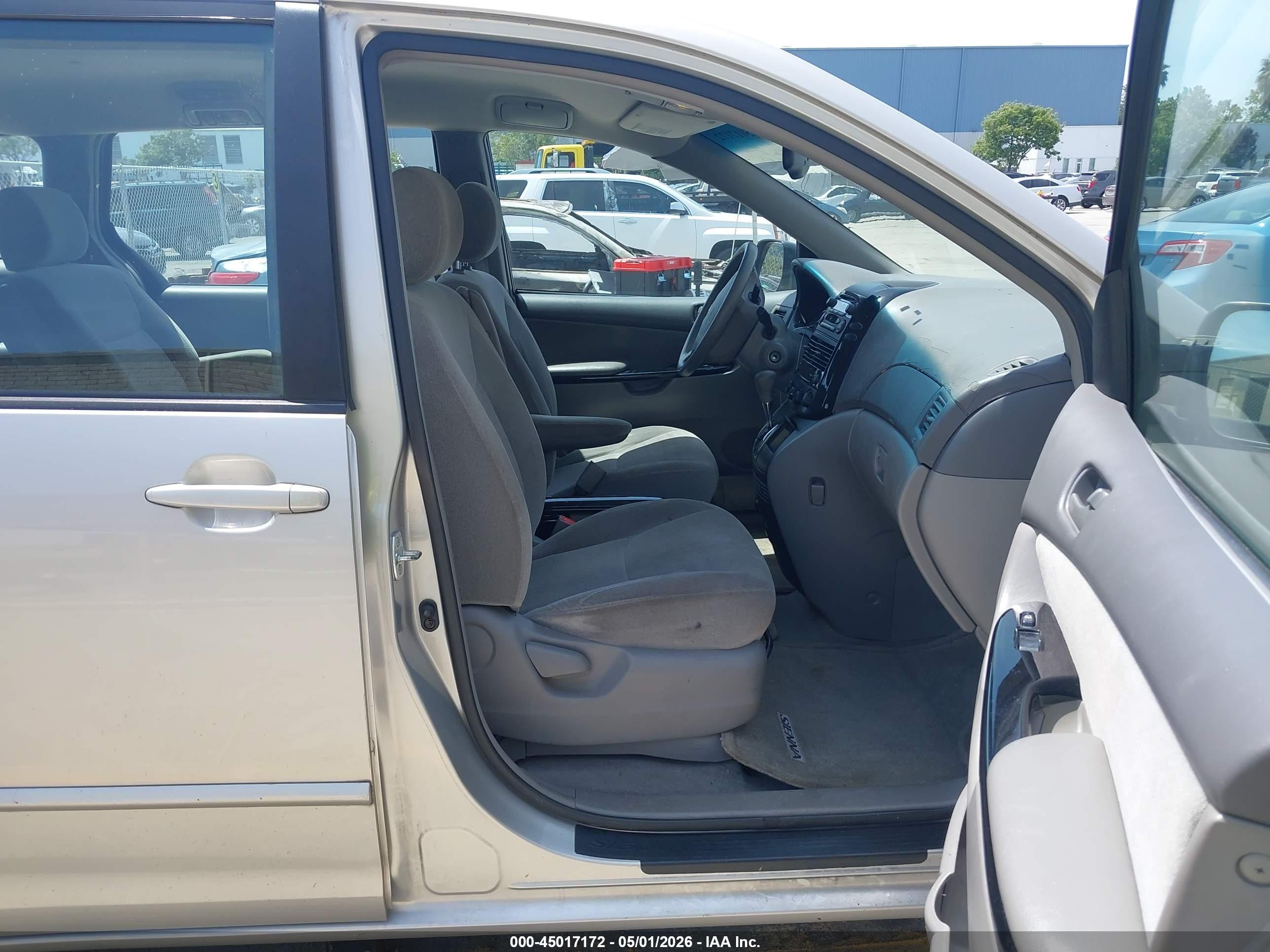 TOYOTA SIENNA image 5