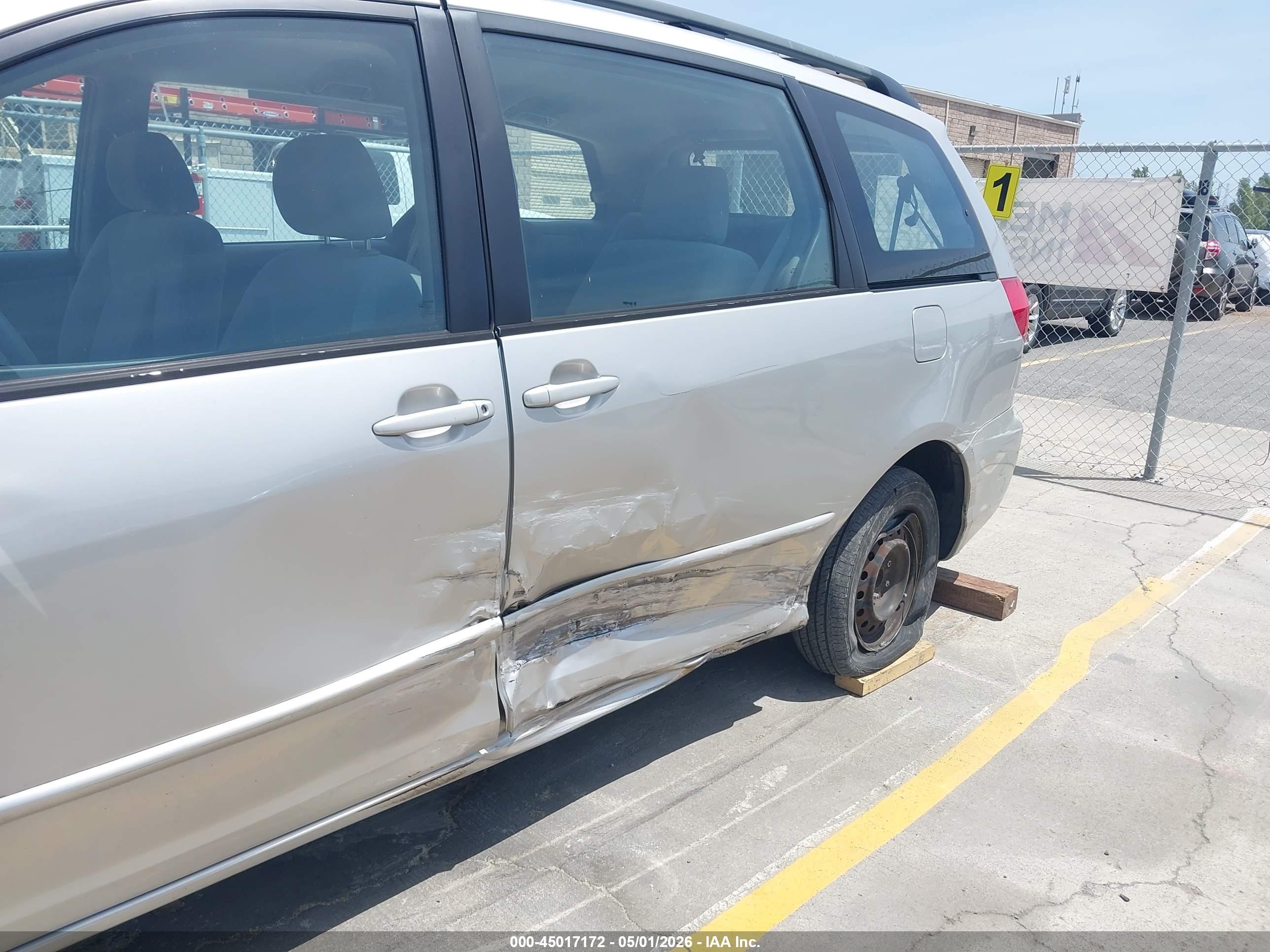 TOYOTA SIENNA image 6