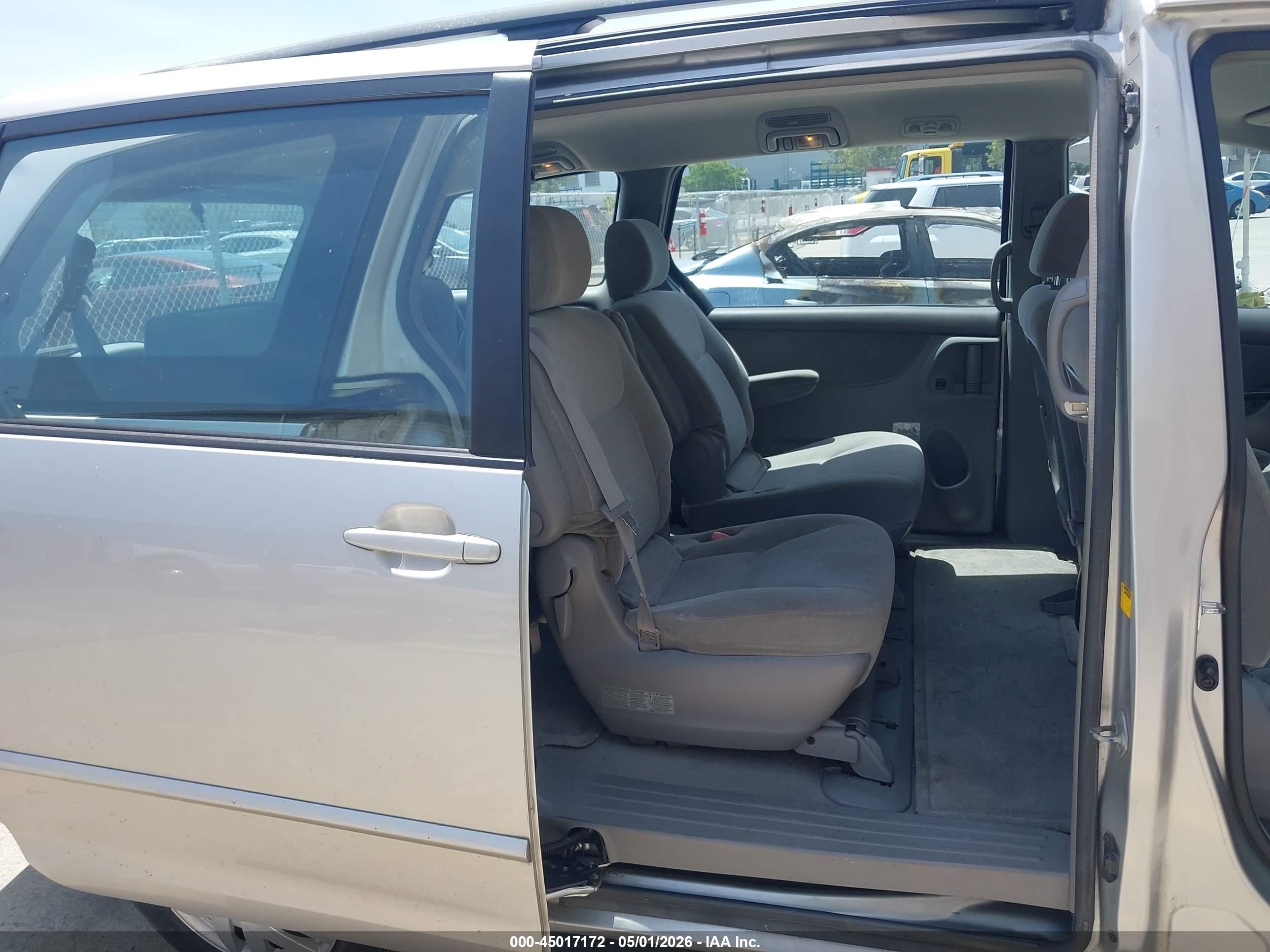 TOYOTA SIENNA image 8