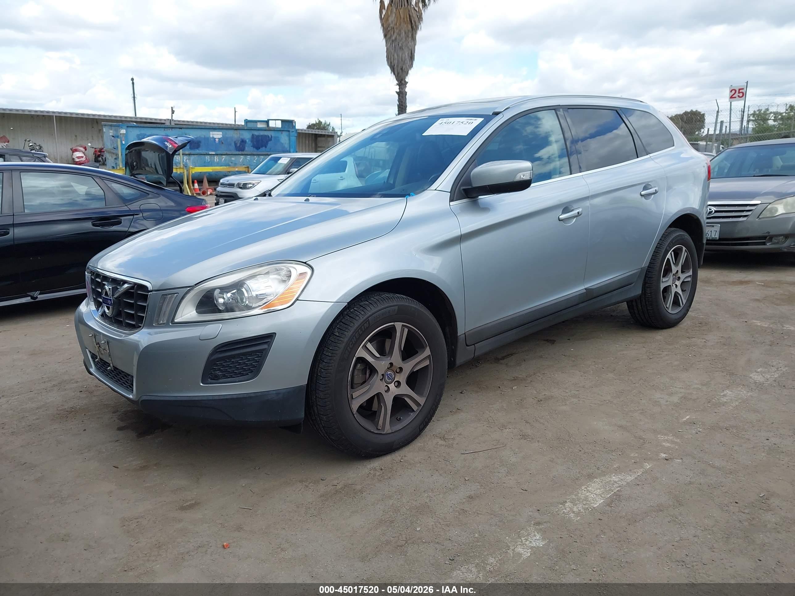 VOLVO XC60 image 2
