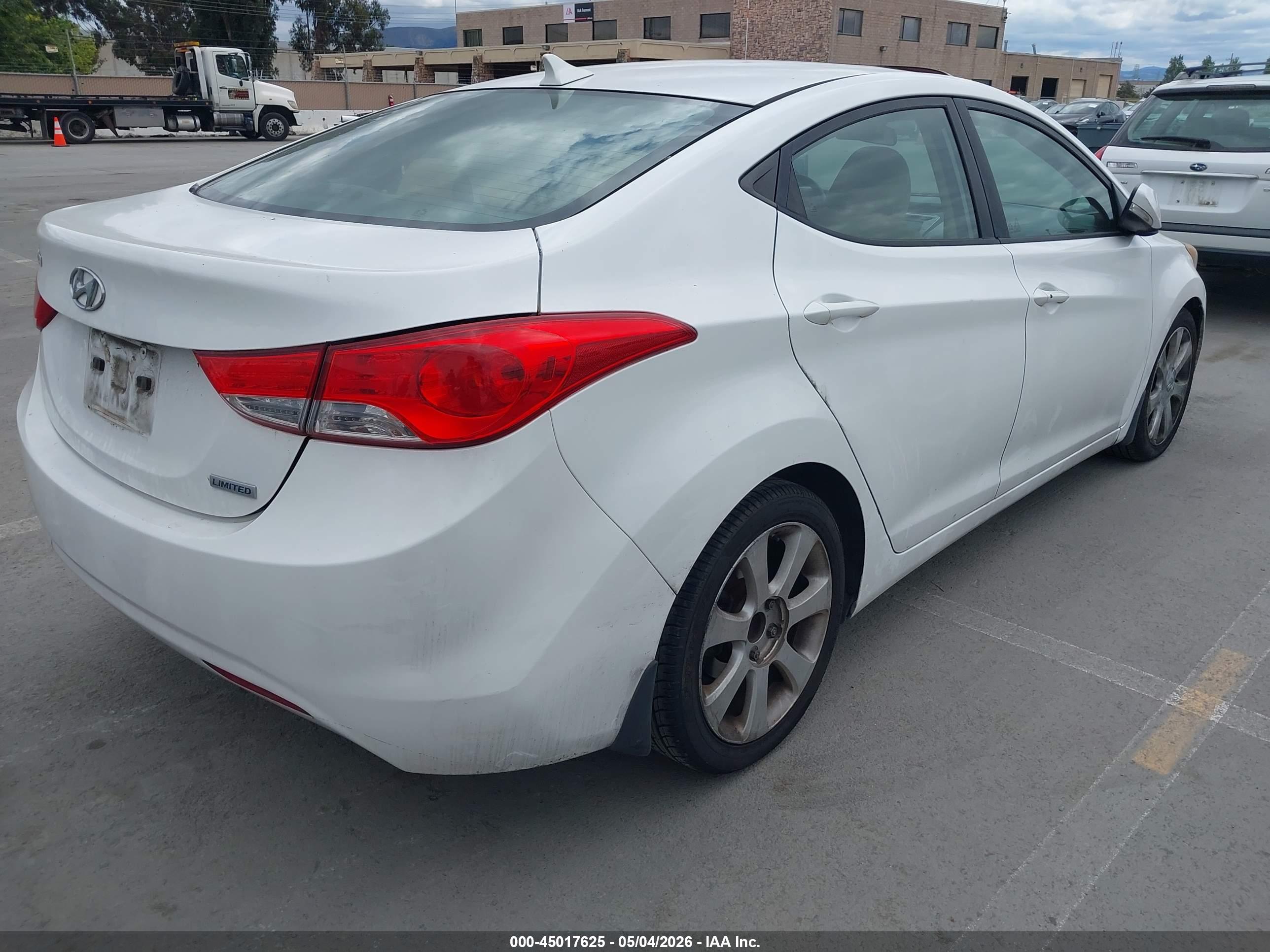 HYUNDAI ELANTRA image 4