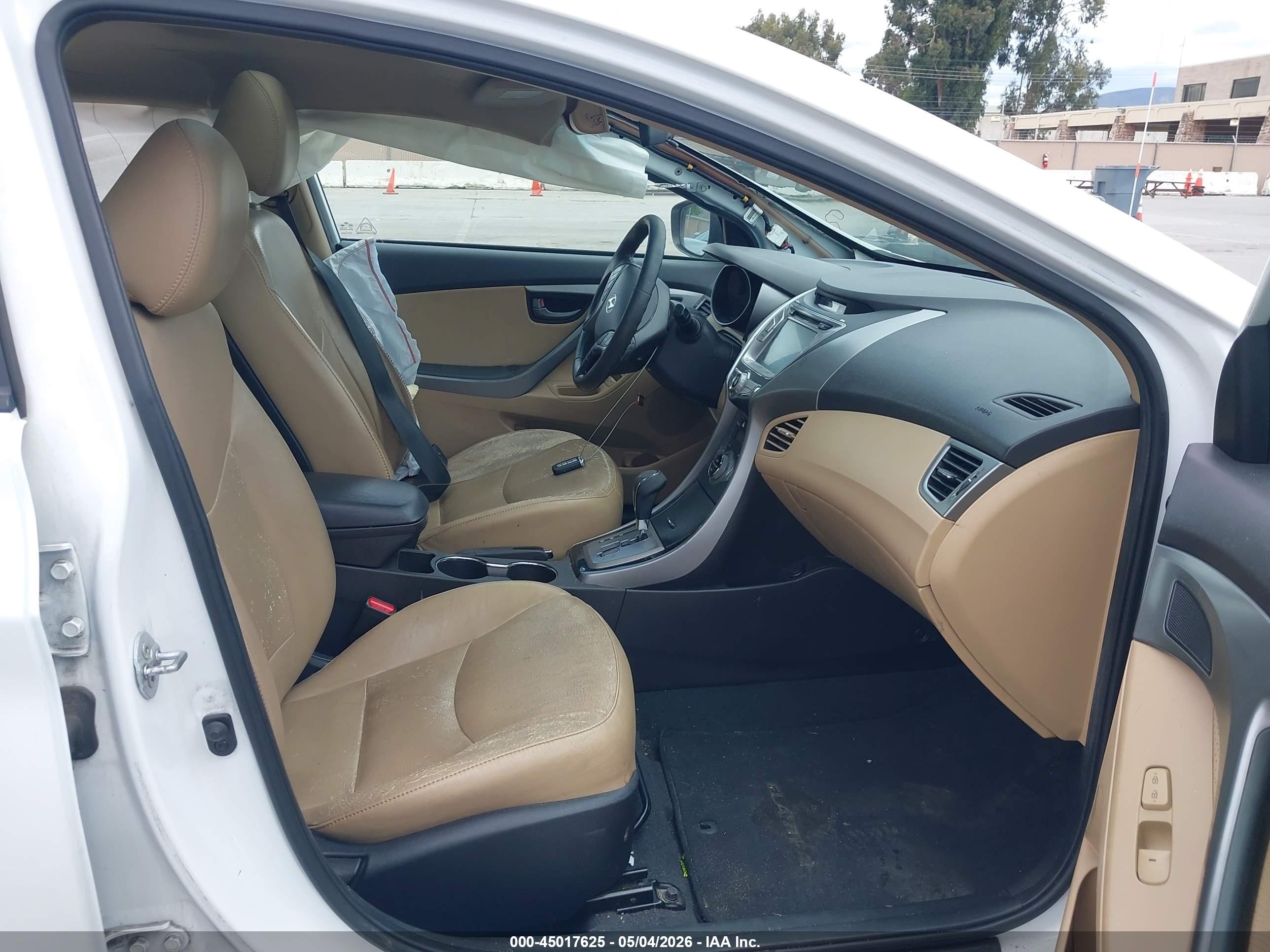 HYUNDAI ELANTRA image 5