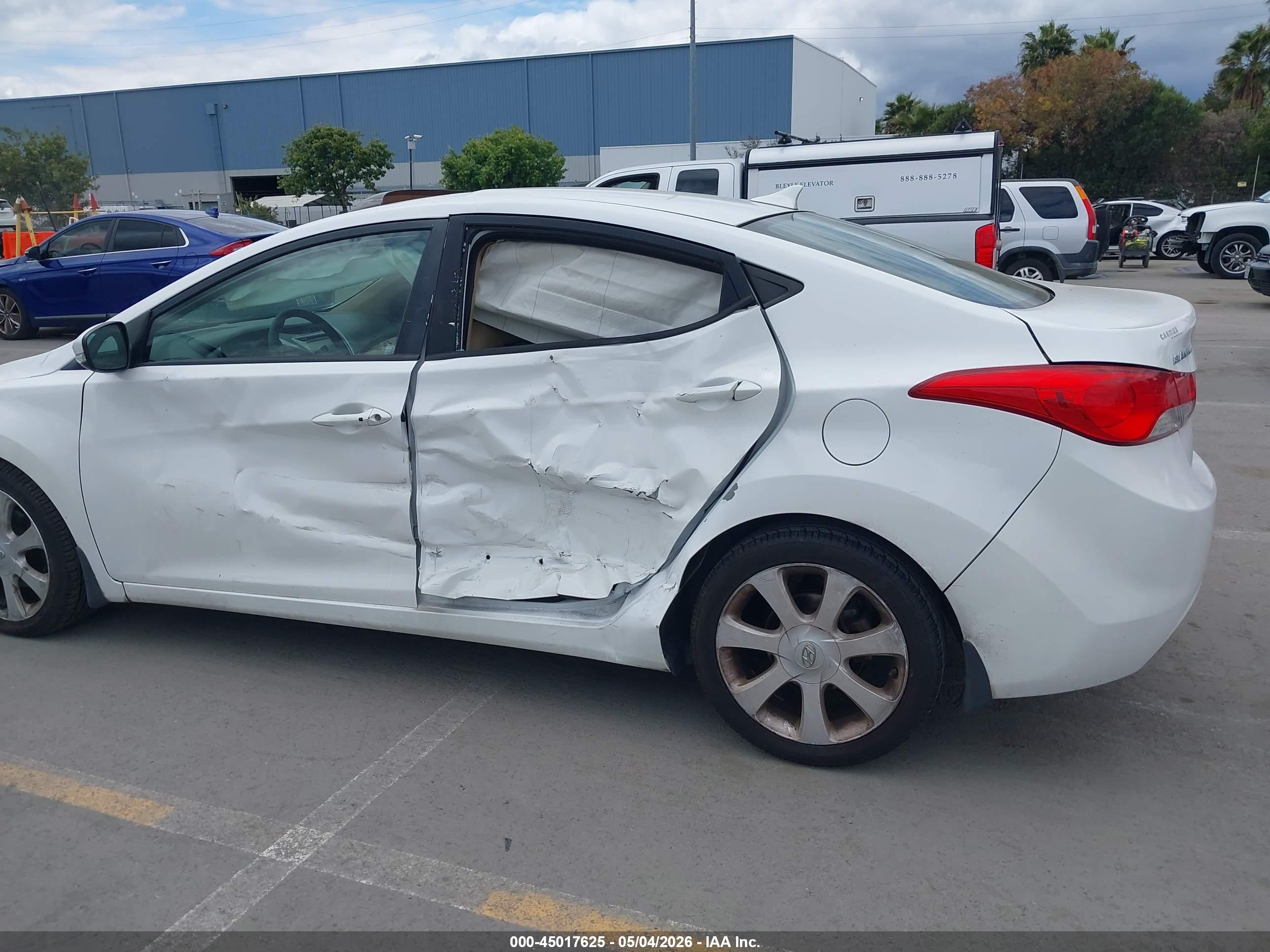 HYUNDAI ELANTRA image 6