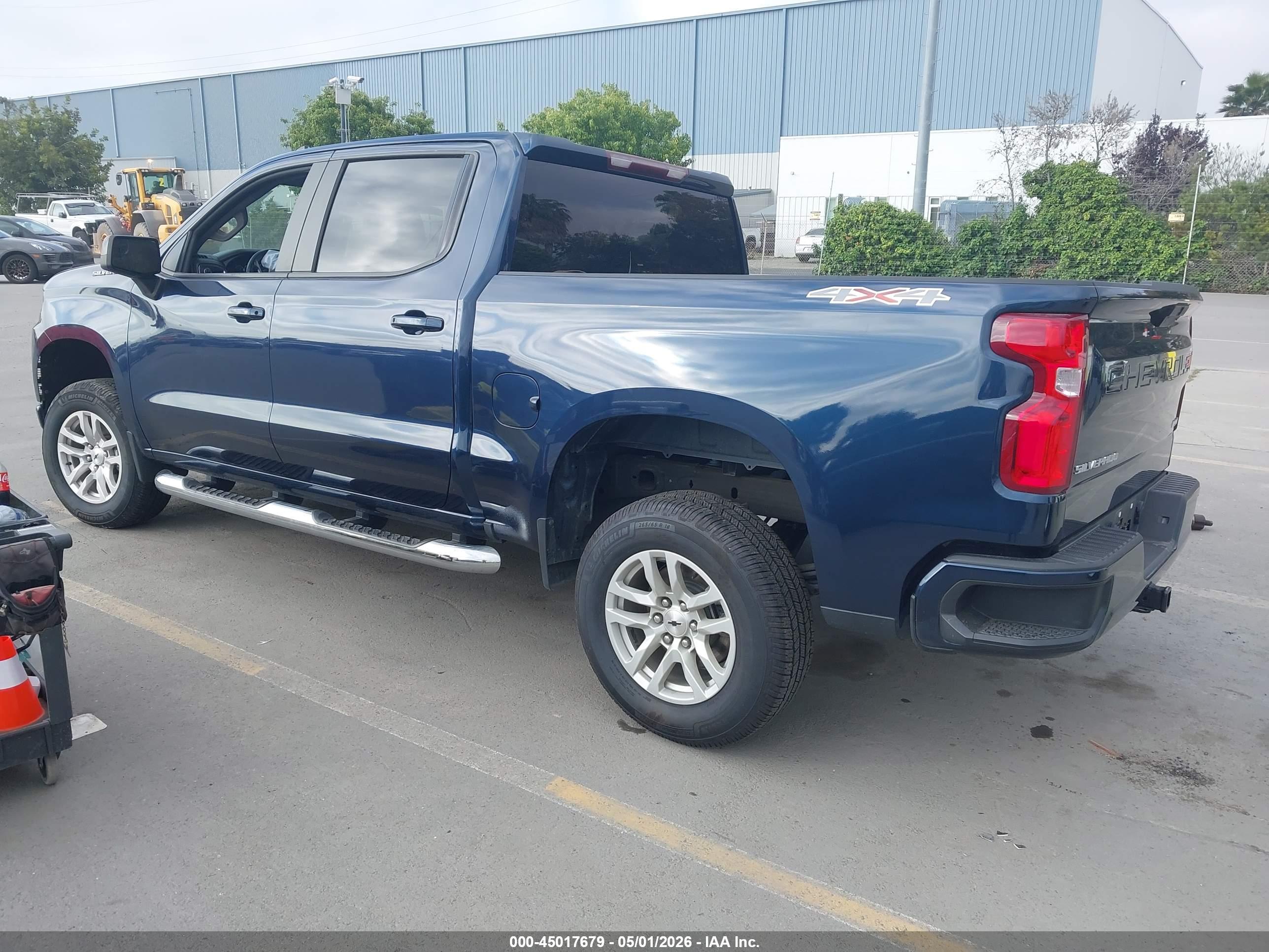 CHEVROLET SILVERADO image 3