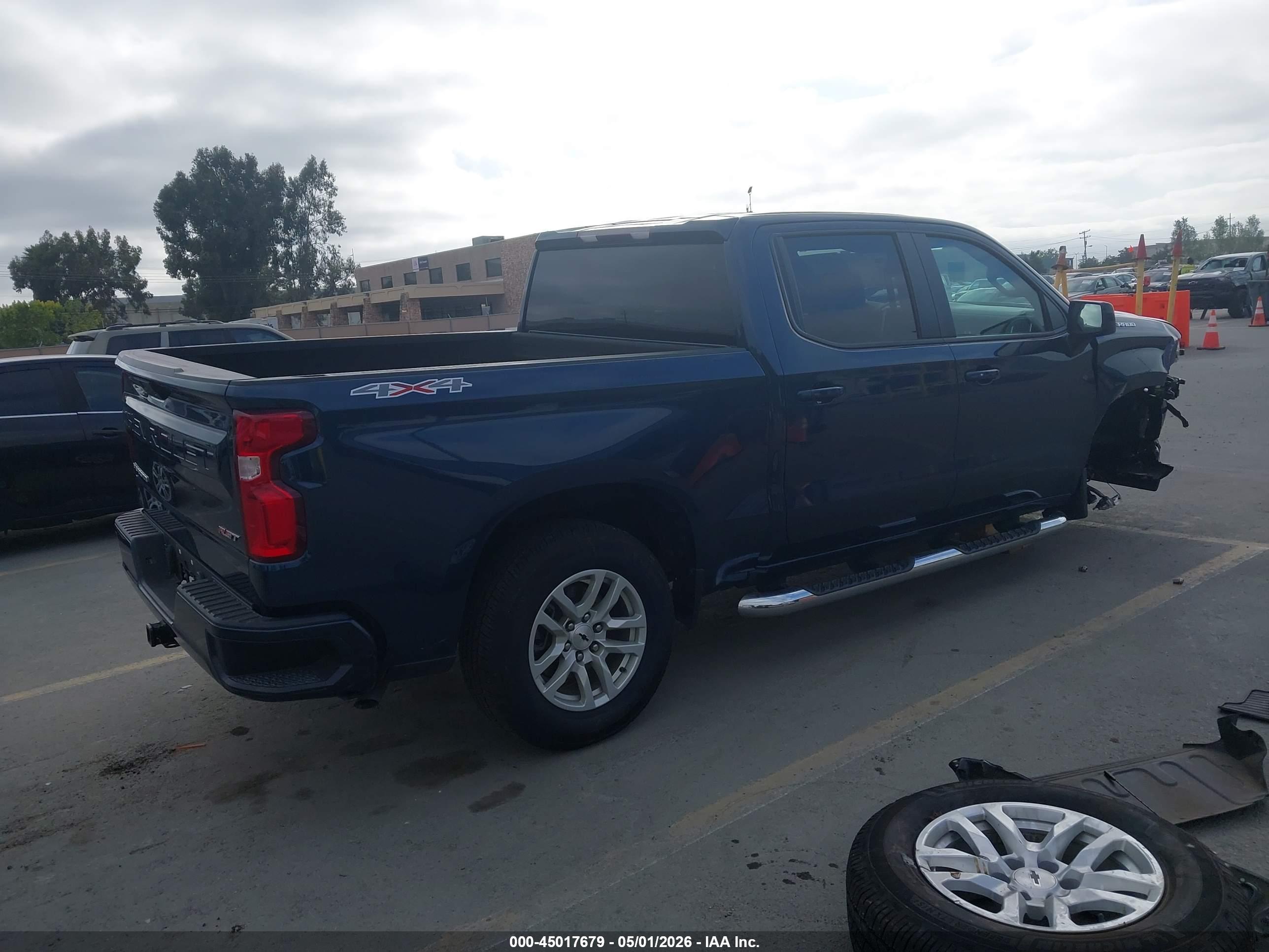 CHEVROLET SILVERADO image 4