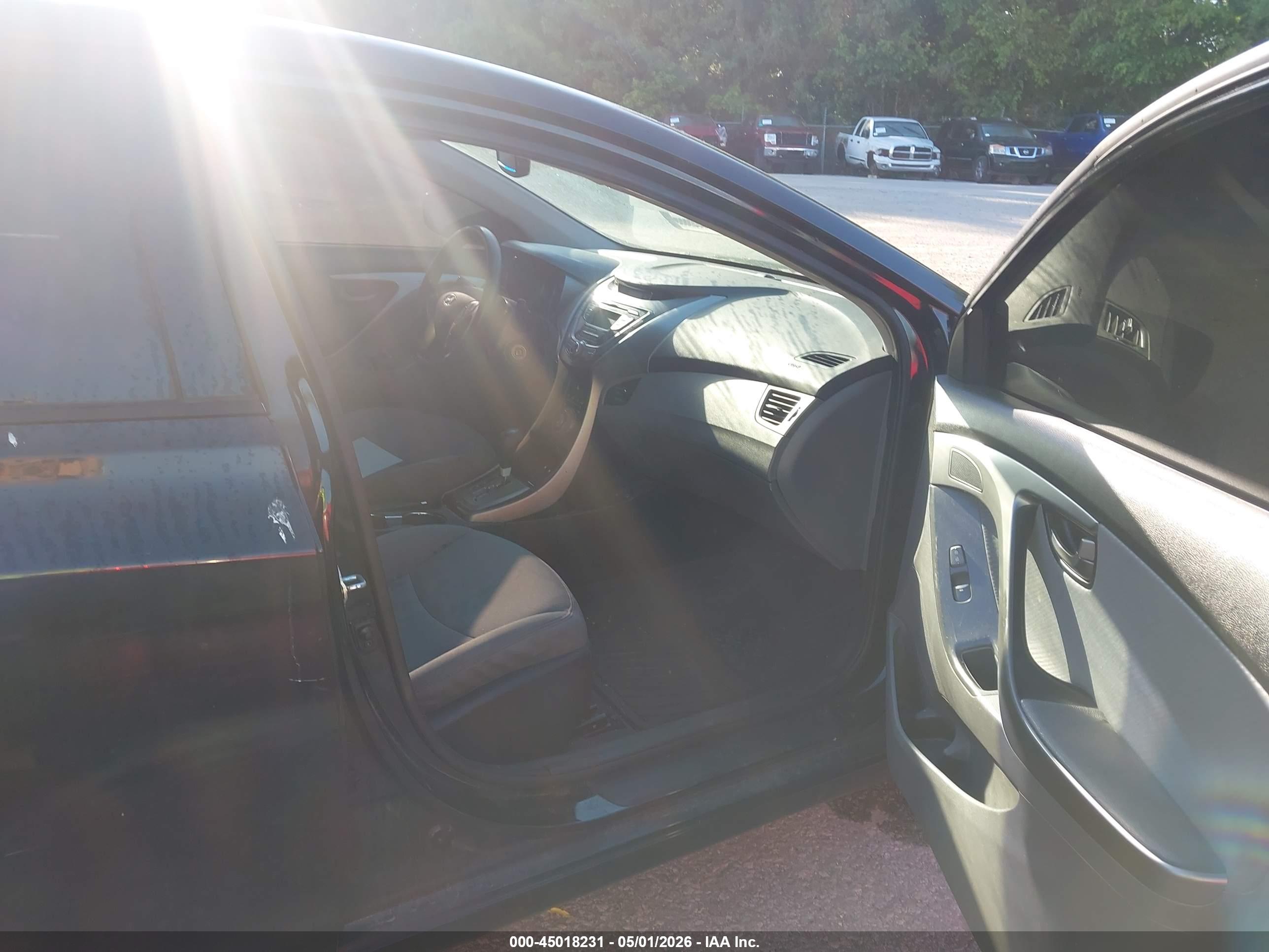 HYUNDAI ELANTRA image 5