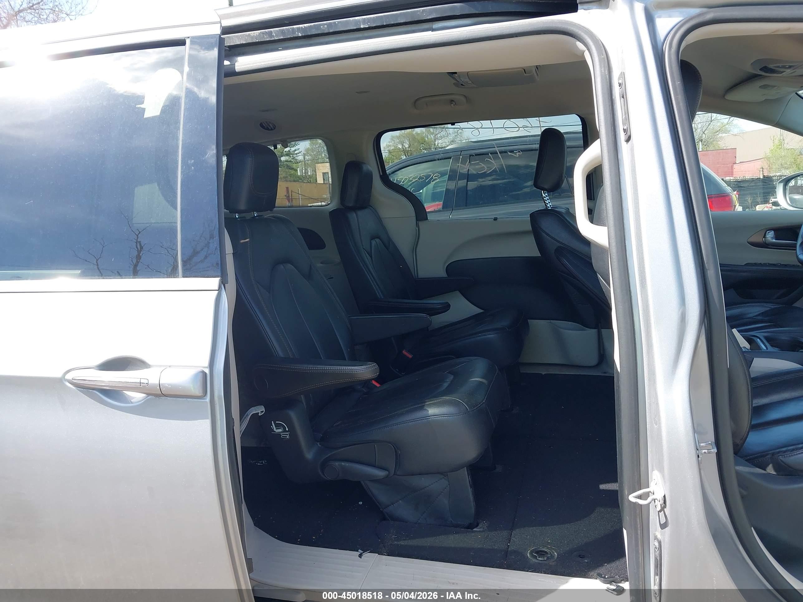 CHRYSLER PACIFICA image 8