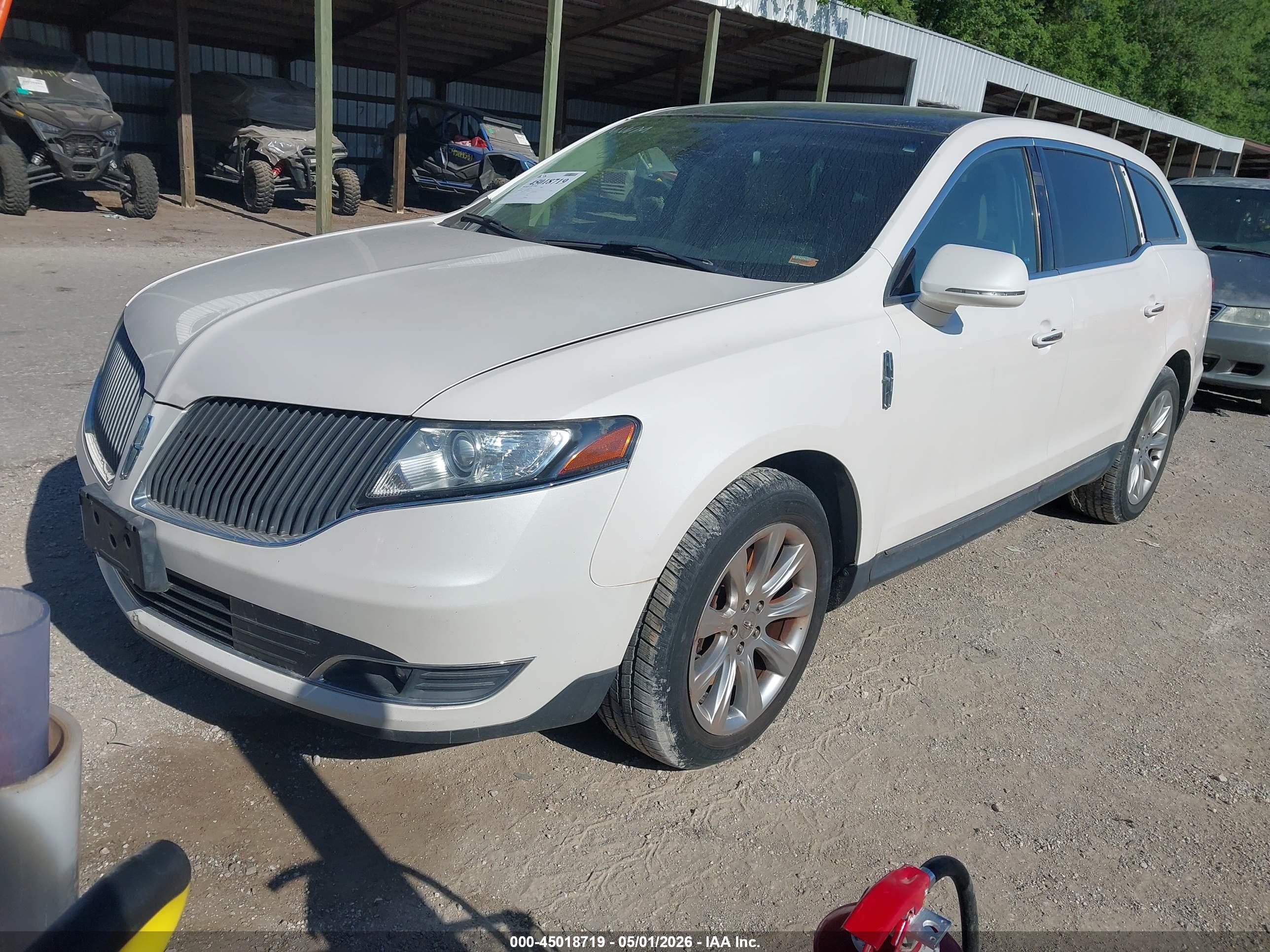 LINCOLN MKT image 2