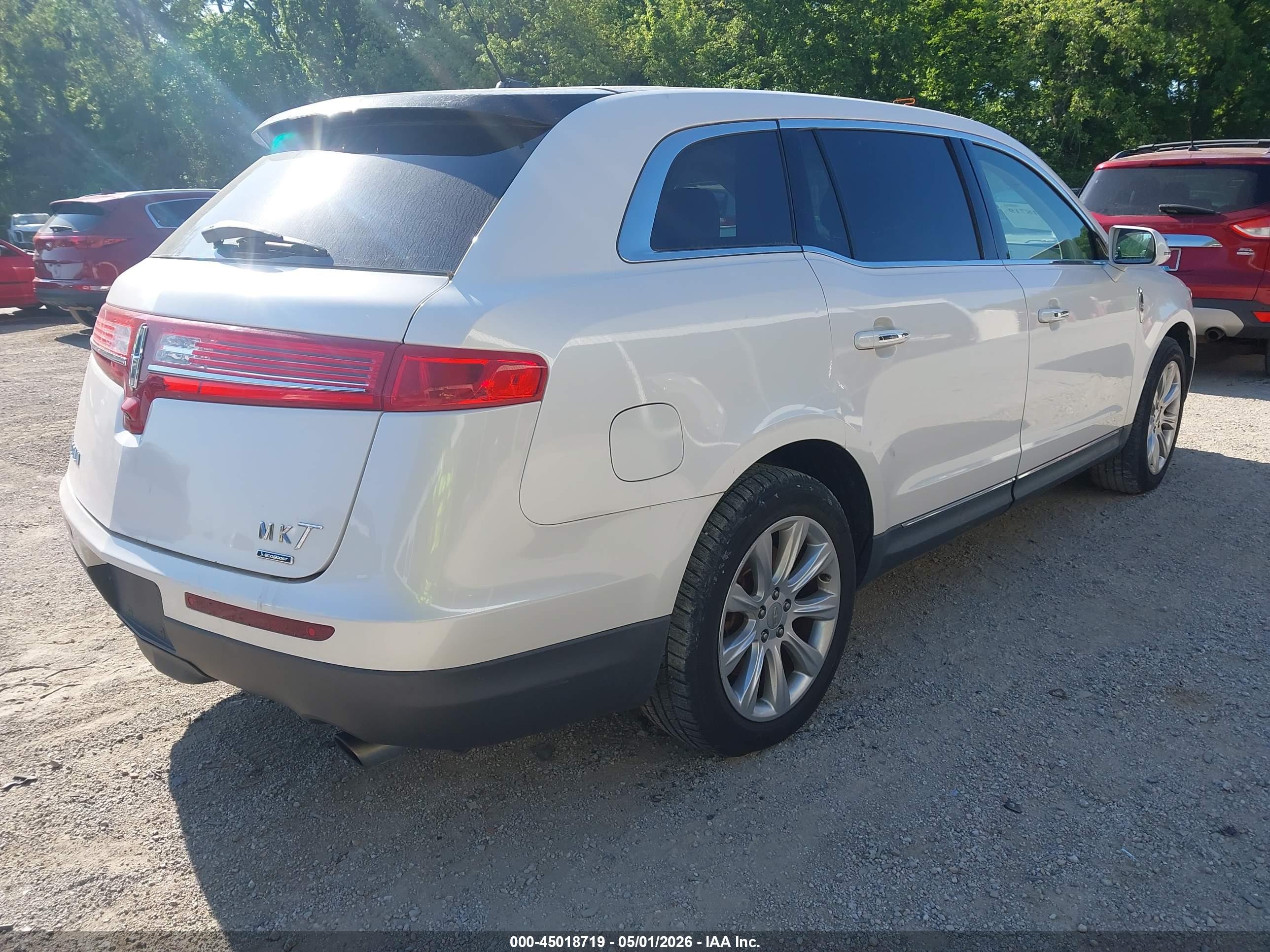 LINCOLN MKT image 4