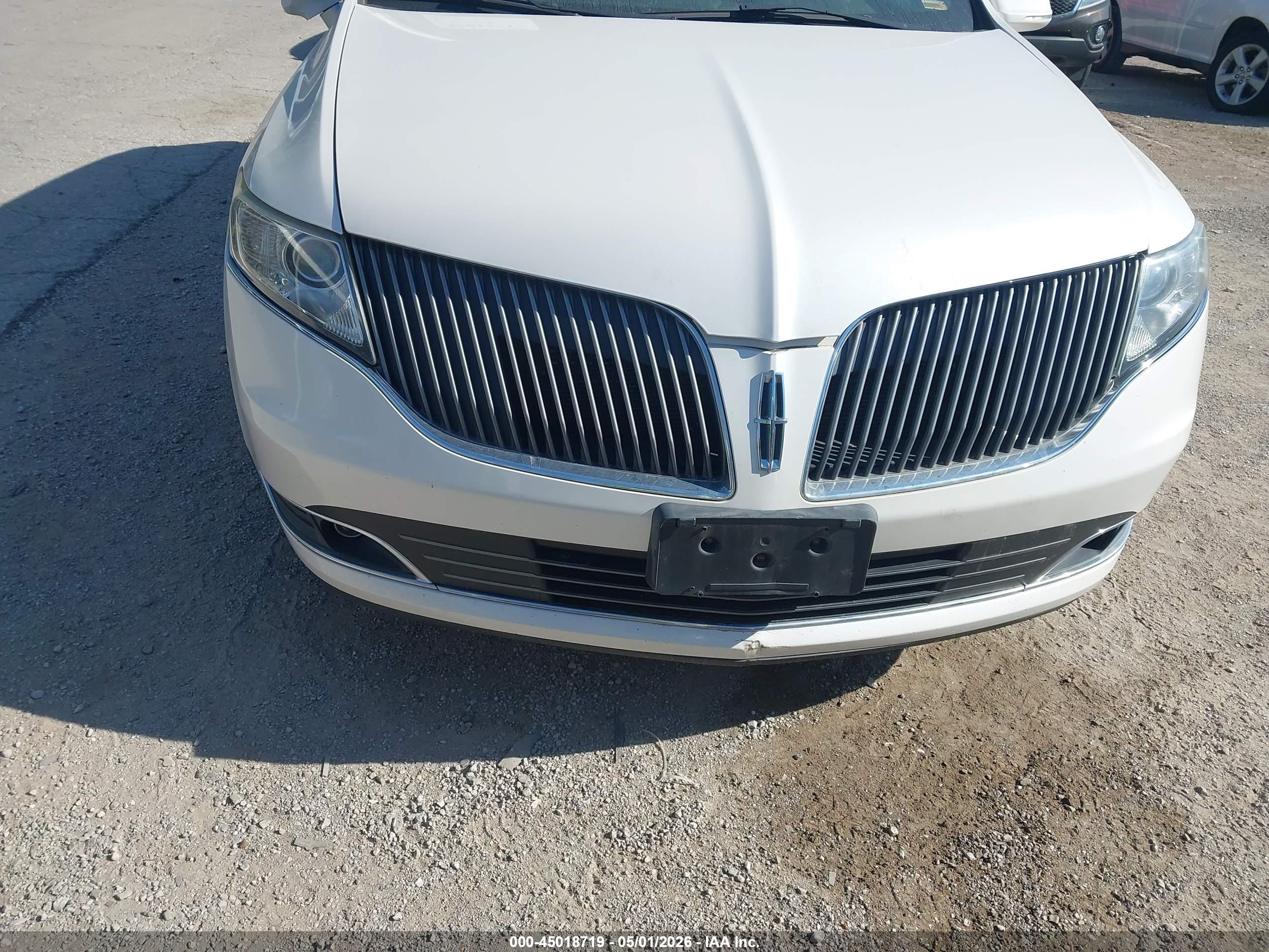 LINCOLN MKT image 6
