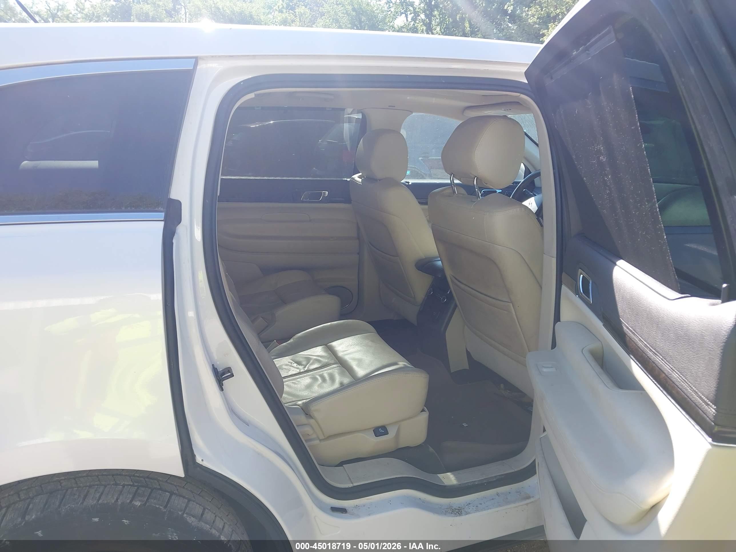 LINCOLN MKT image 8