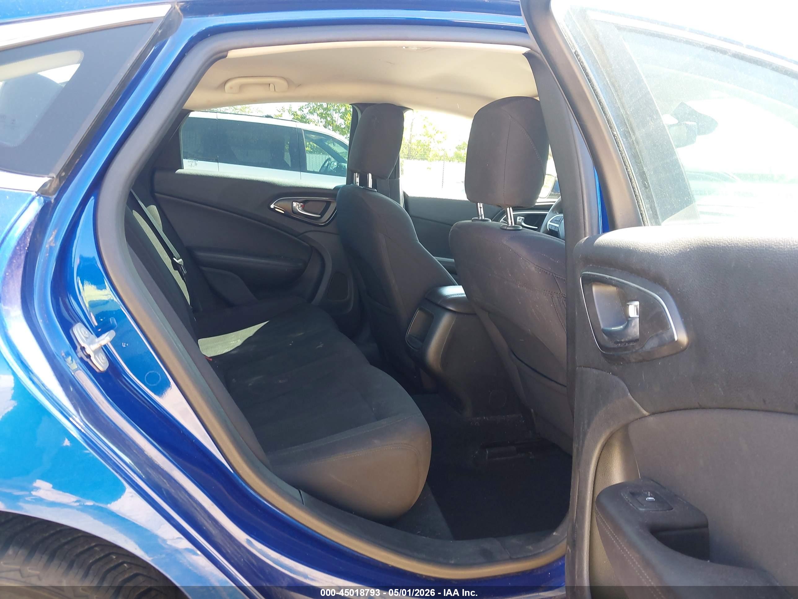CHRYSLER 200 image 8