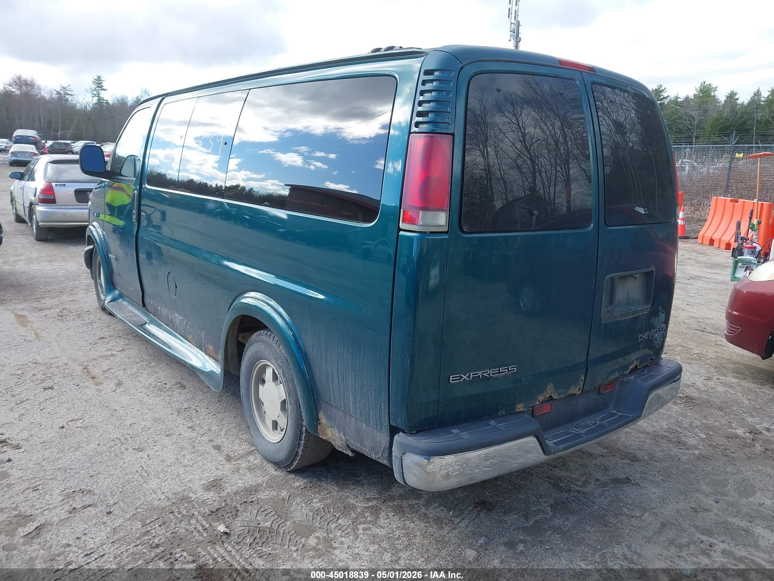 CHEVROLET EXPRESS image 3