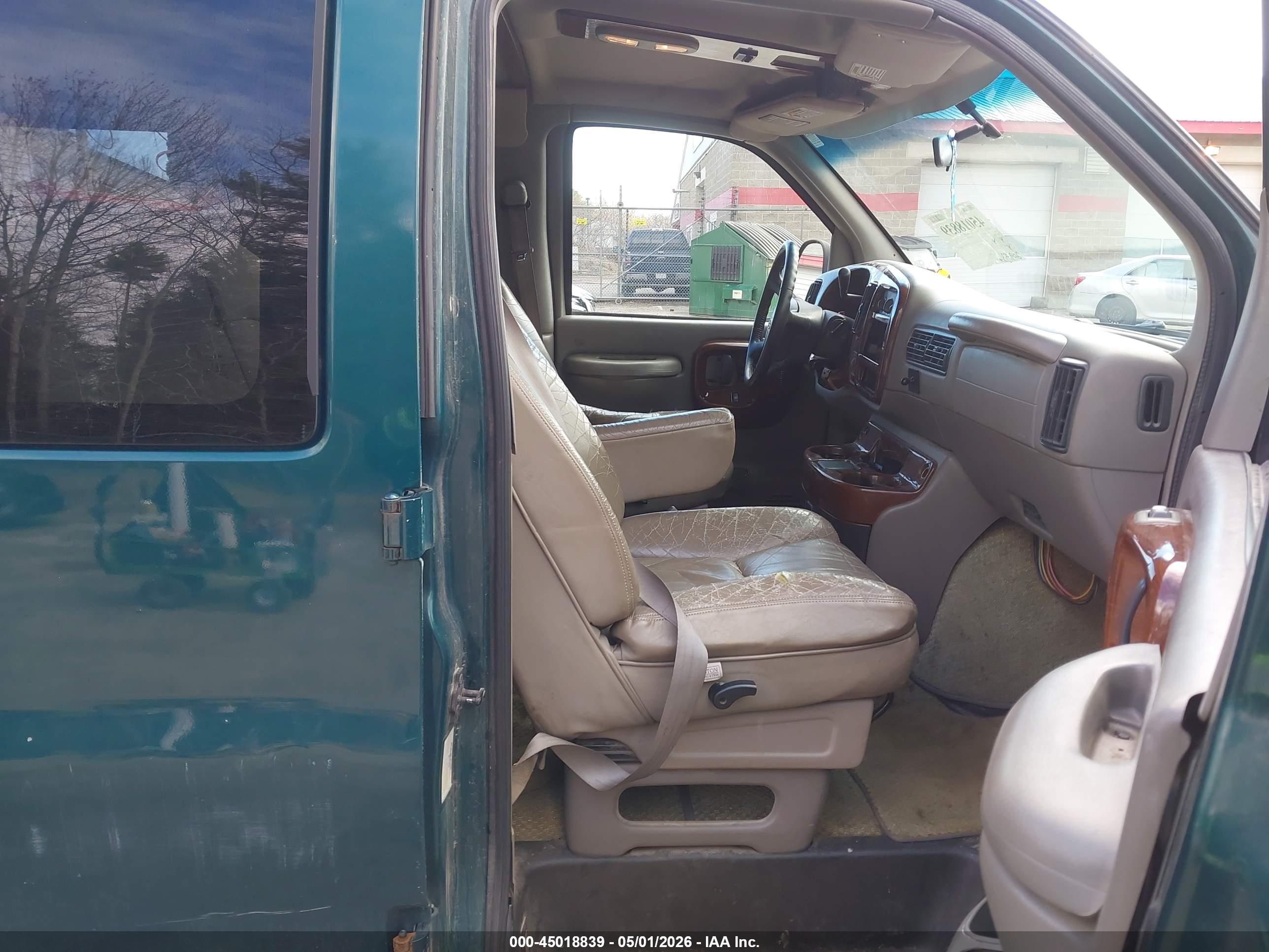 CHEVROLET EXPRESS image 5