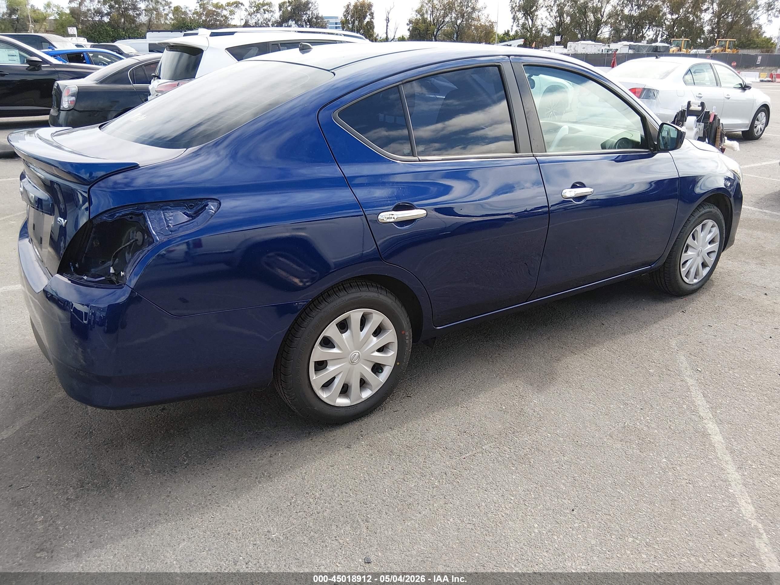 NISSAN VERSA image 4