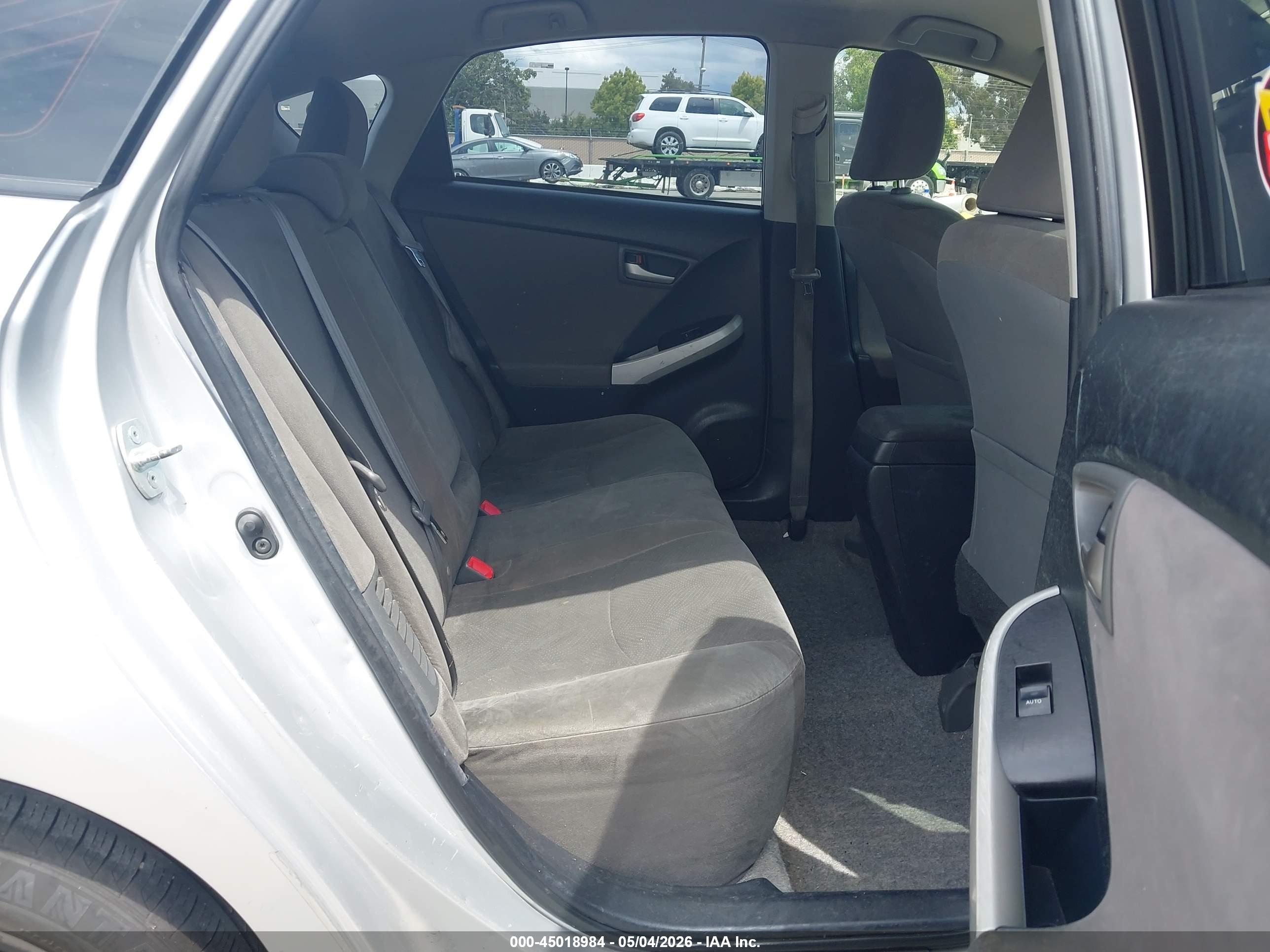 TOYOTA PRIUS image 8