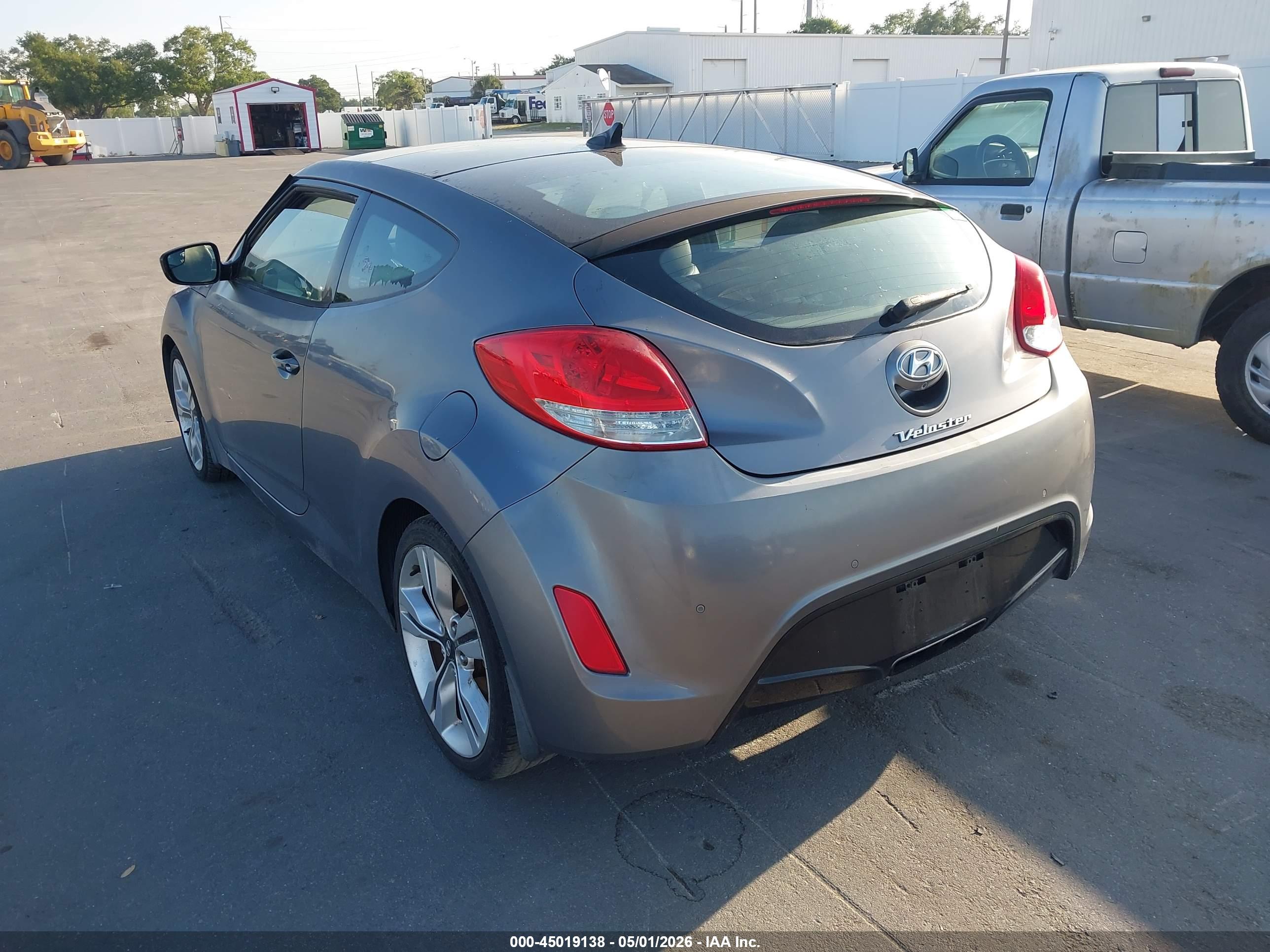 HYUNDAI VELOSTER image 3
