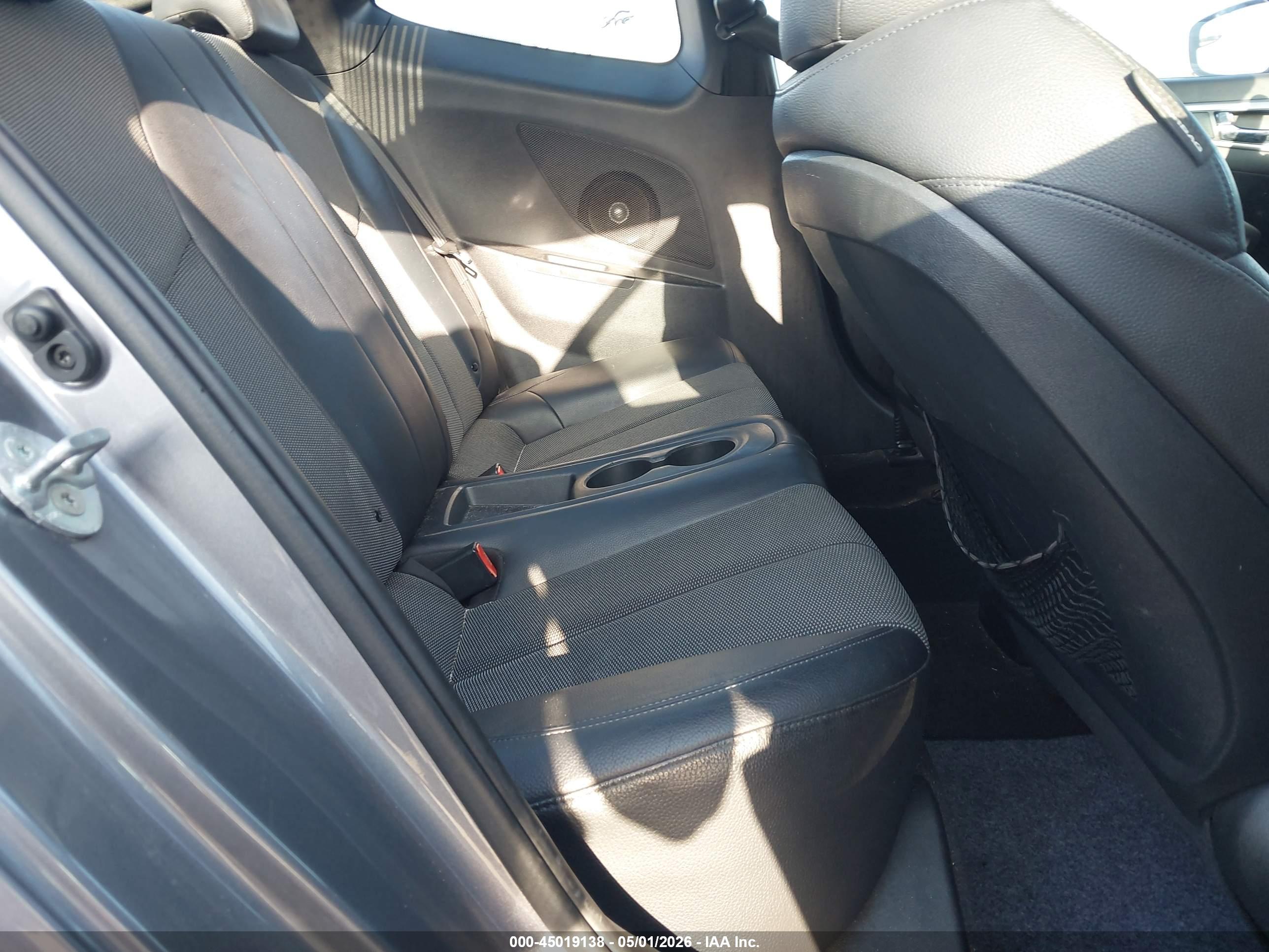 HYUNDAI VELOSTER image 8
