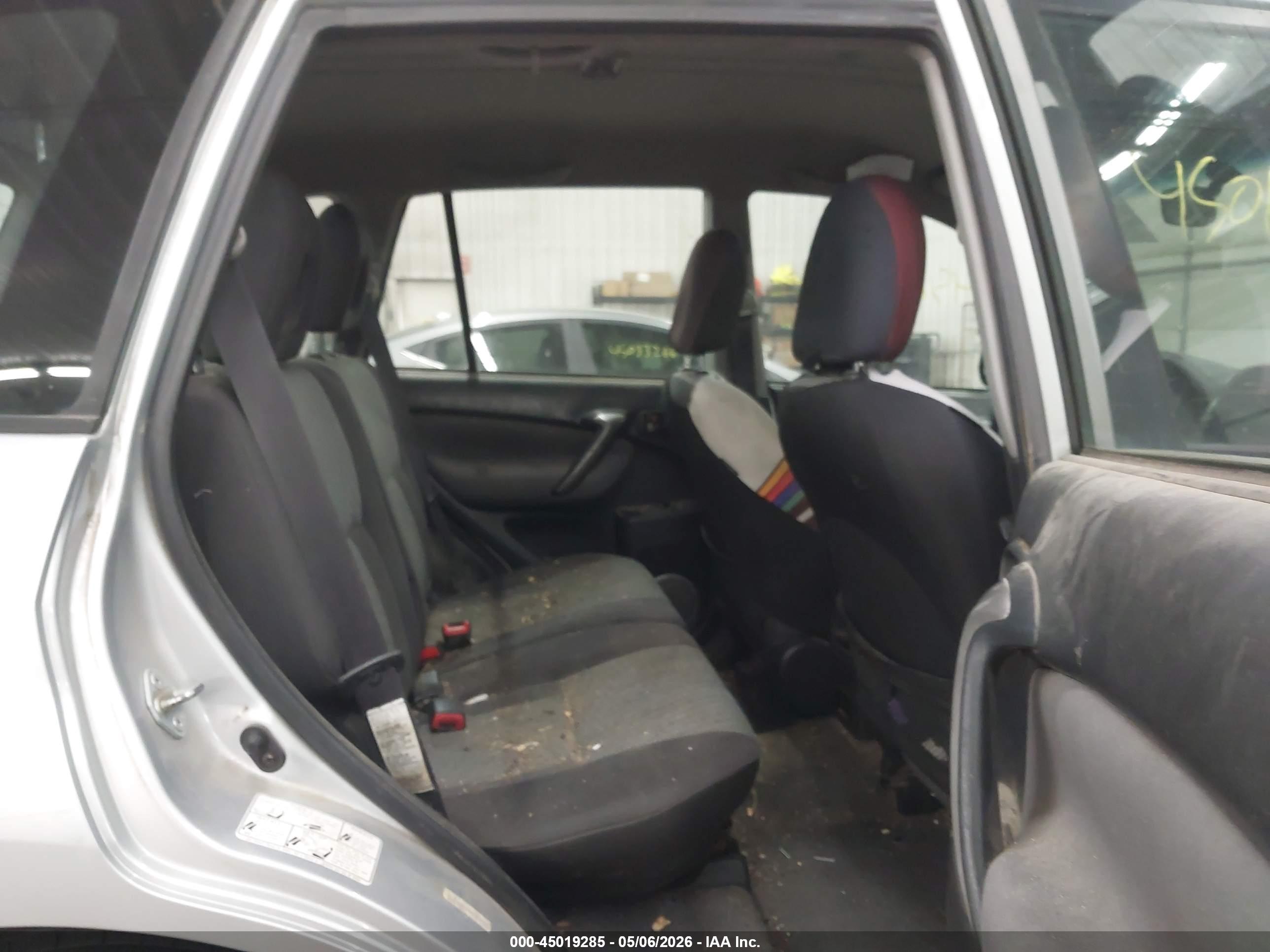 TOYOTA RAV4 image 8