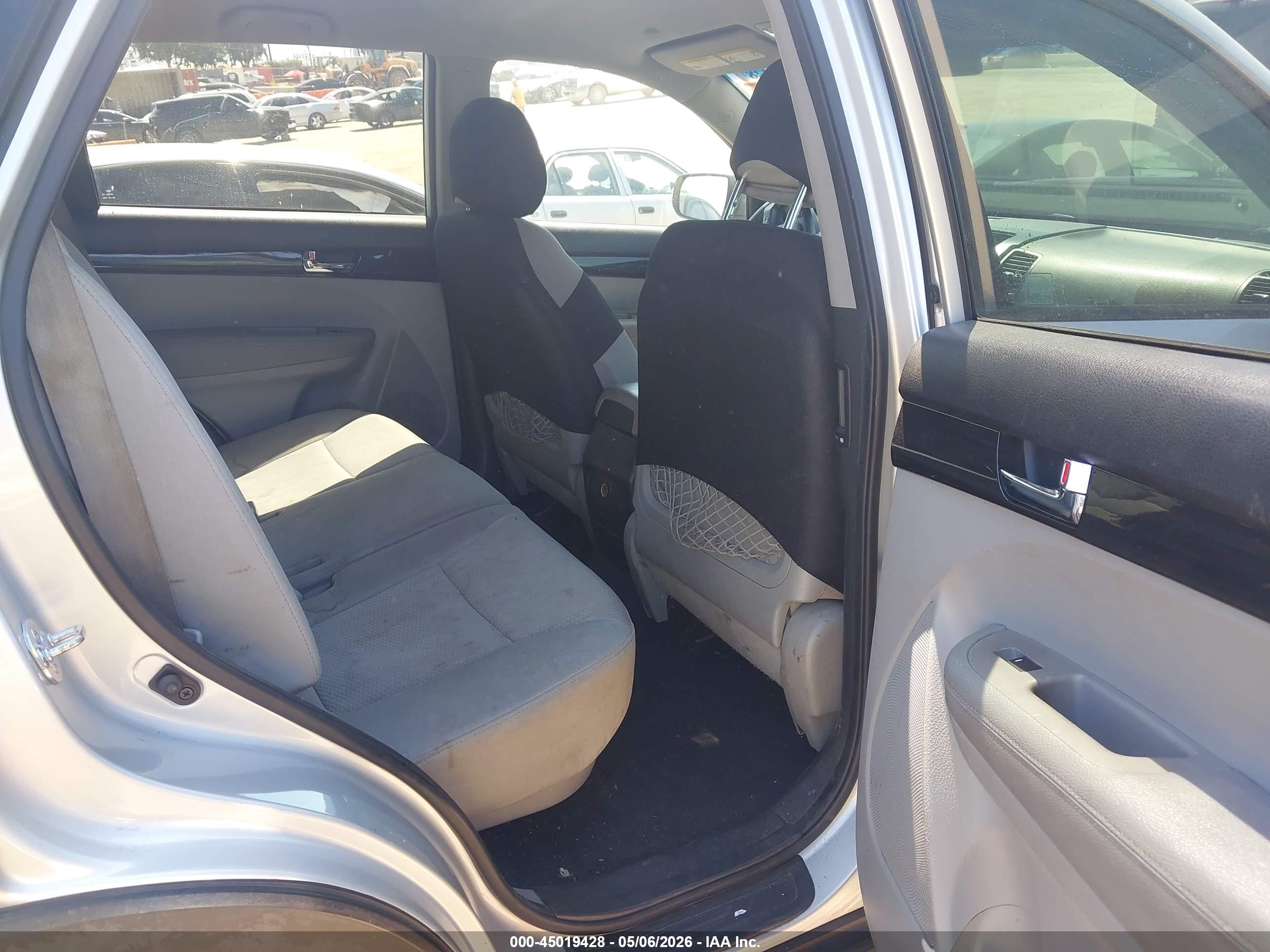 KIA SORENTO image 8