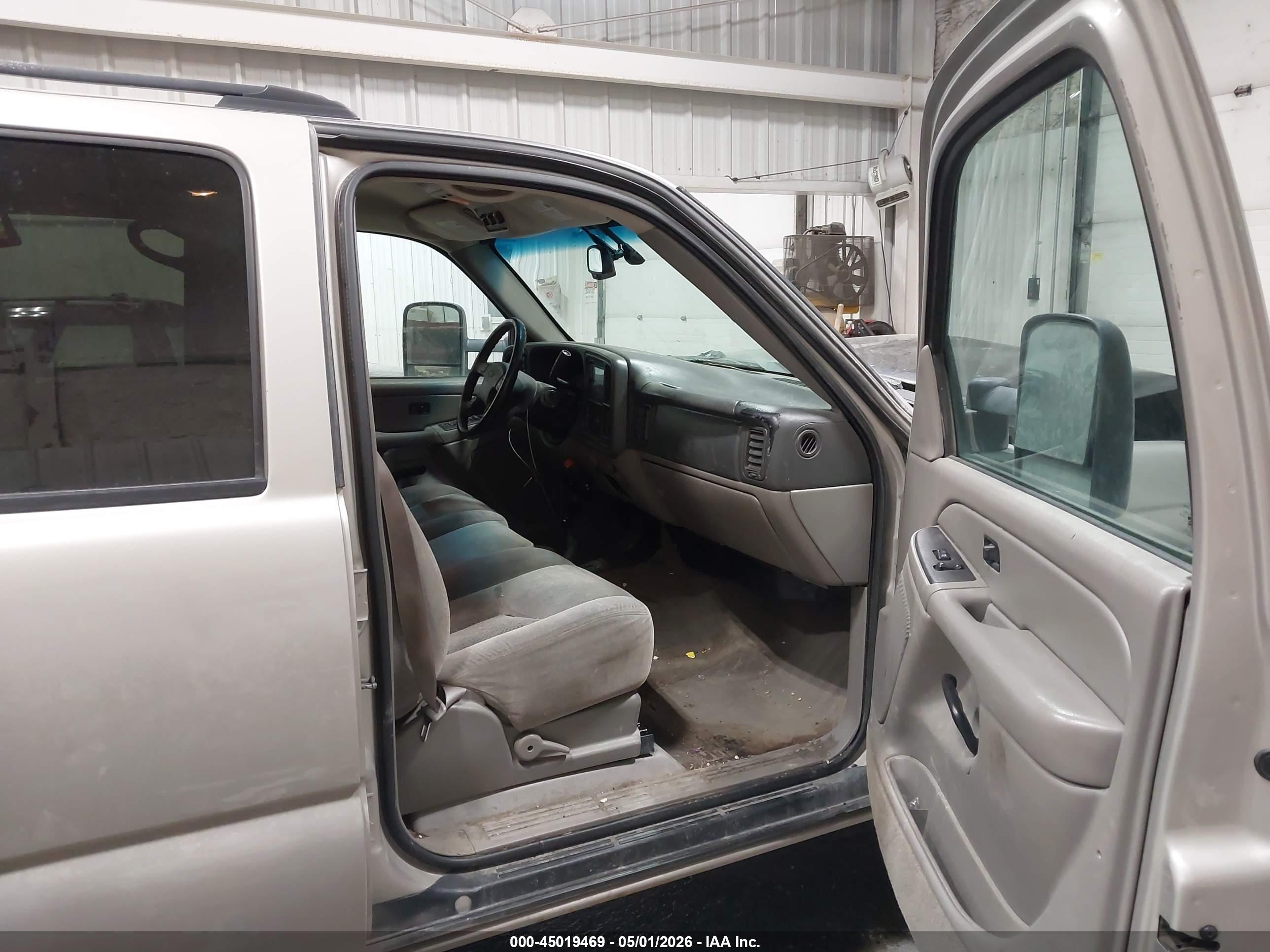 CHEVROLET SUBURBAN image 5