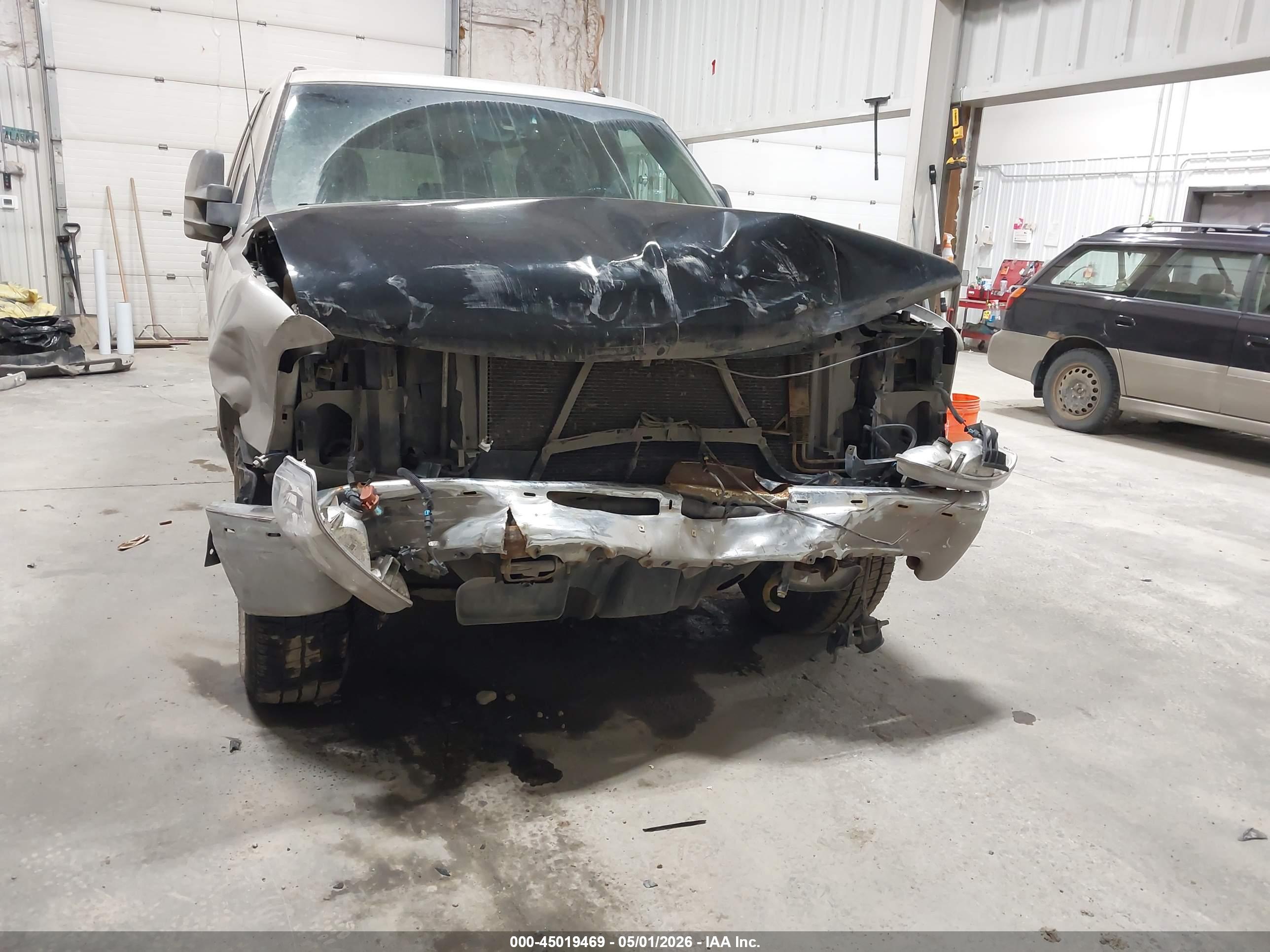 CHEVROLET SUBURBAN image 6