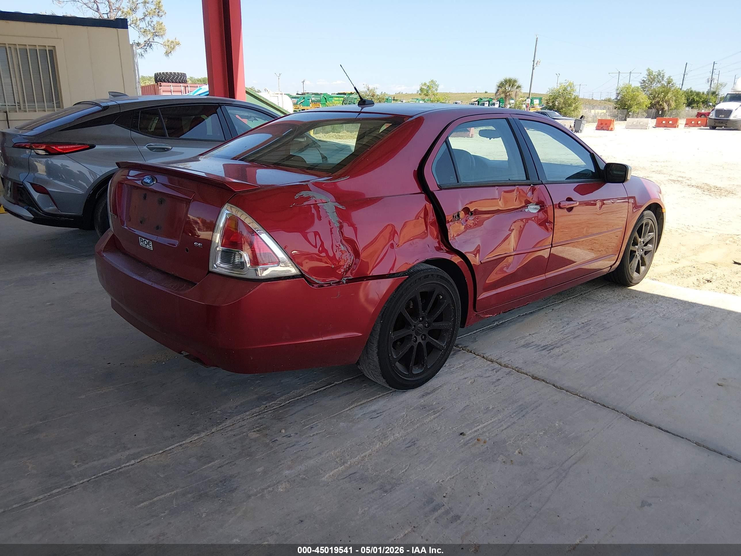 FORD FUSION image 4
