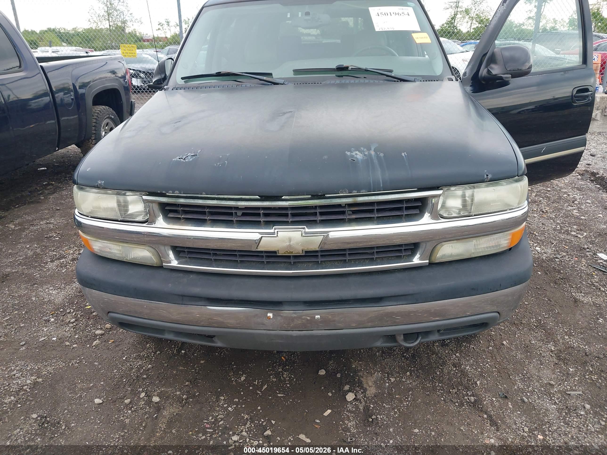 CHEVROLET SUBURBAN image 6