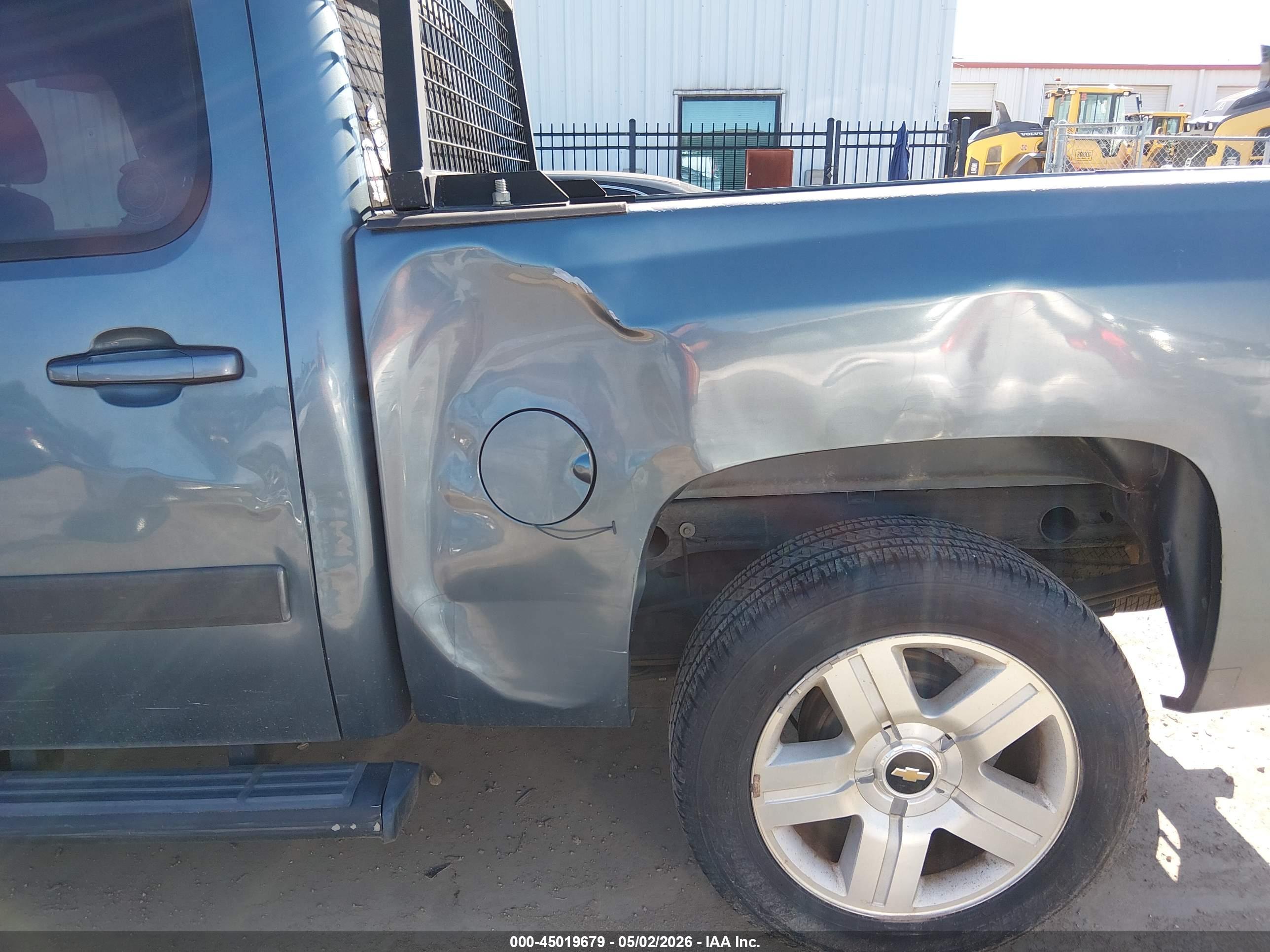 CHEVROLET SILVERADO image 6