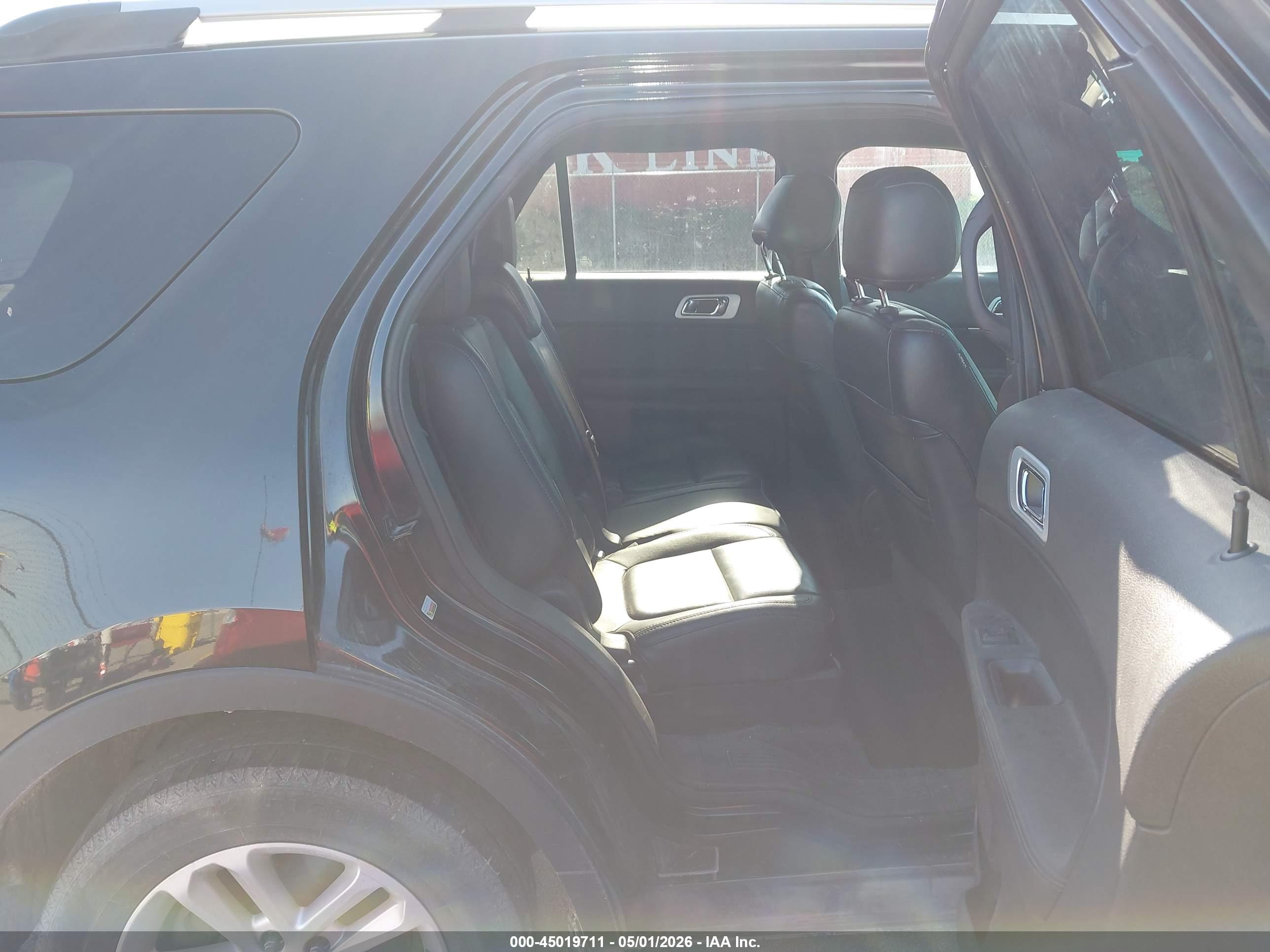FORD EXPLORER image 8