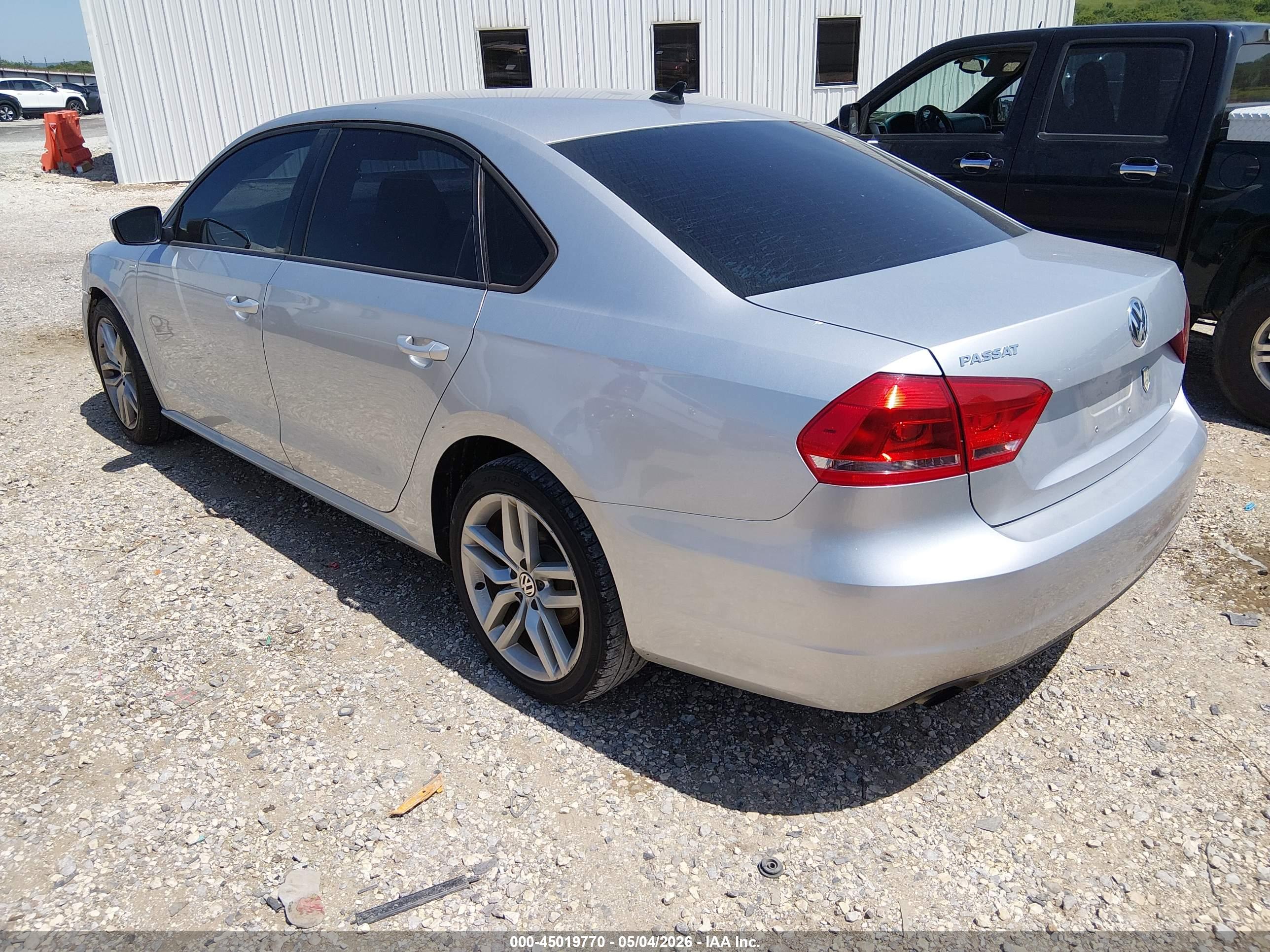 VOLKSWAGEN PASSAT image 3