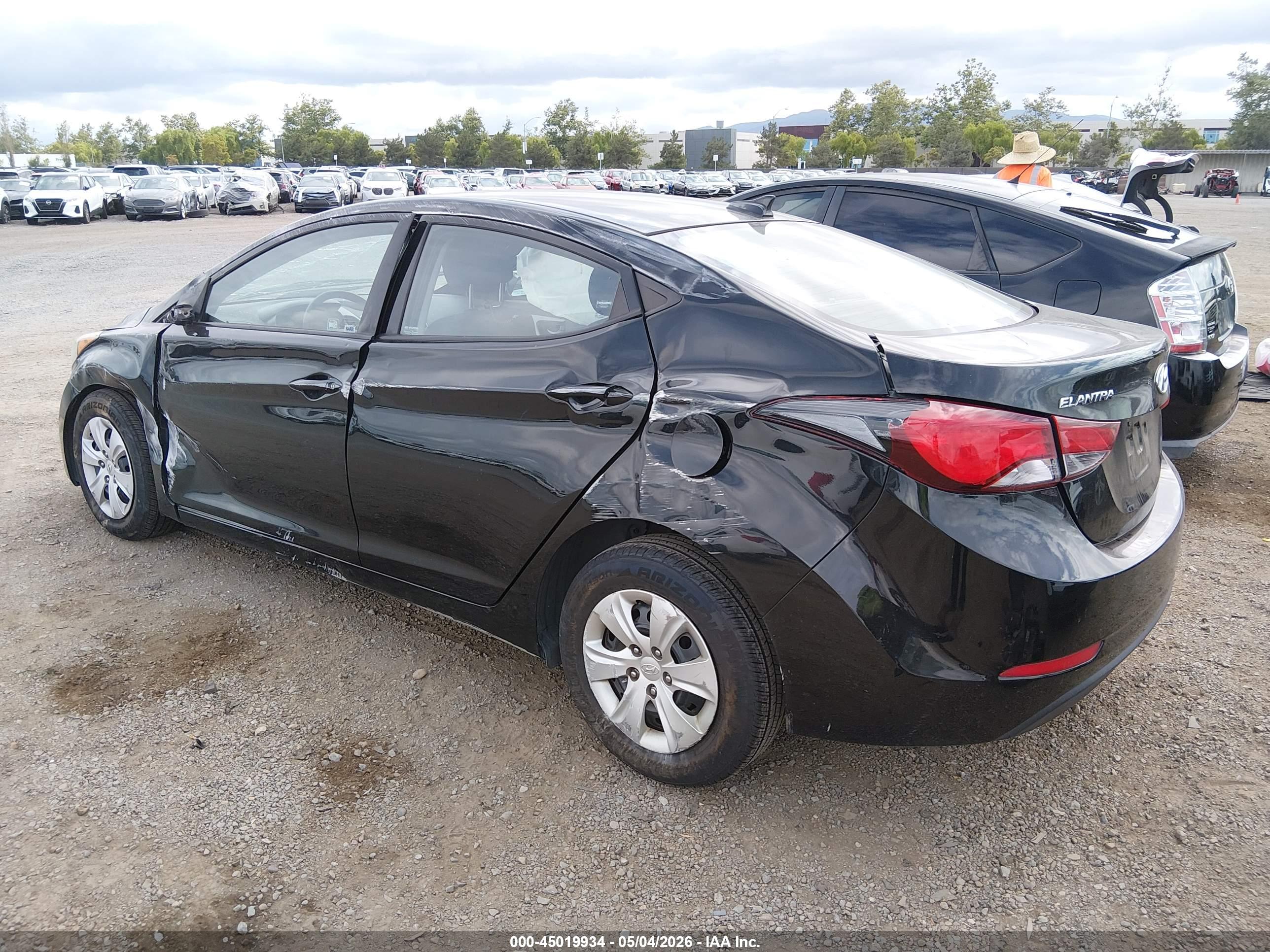 HYUNDAI ELANTRA image 3
