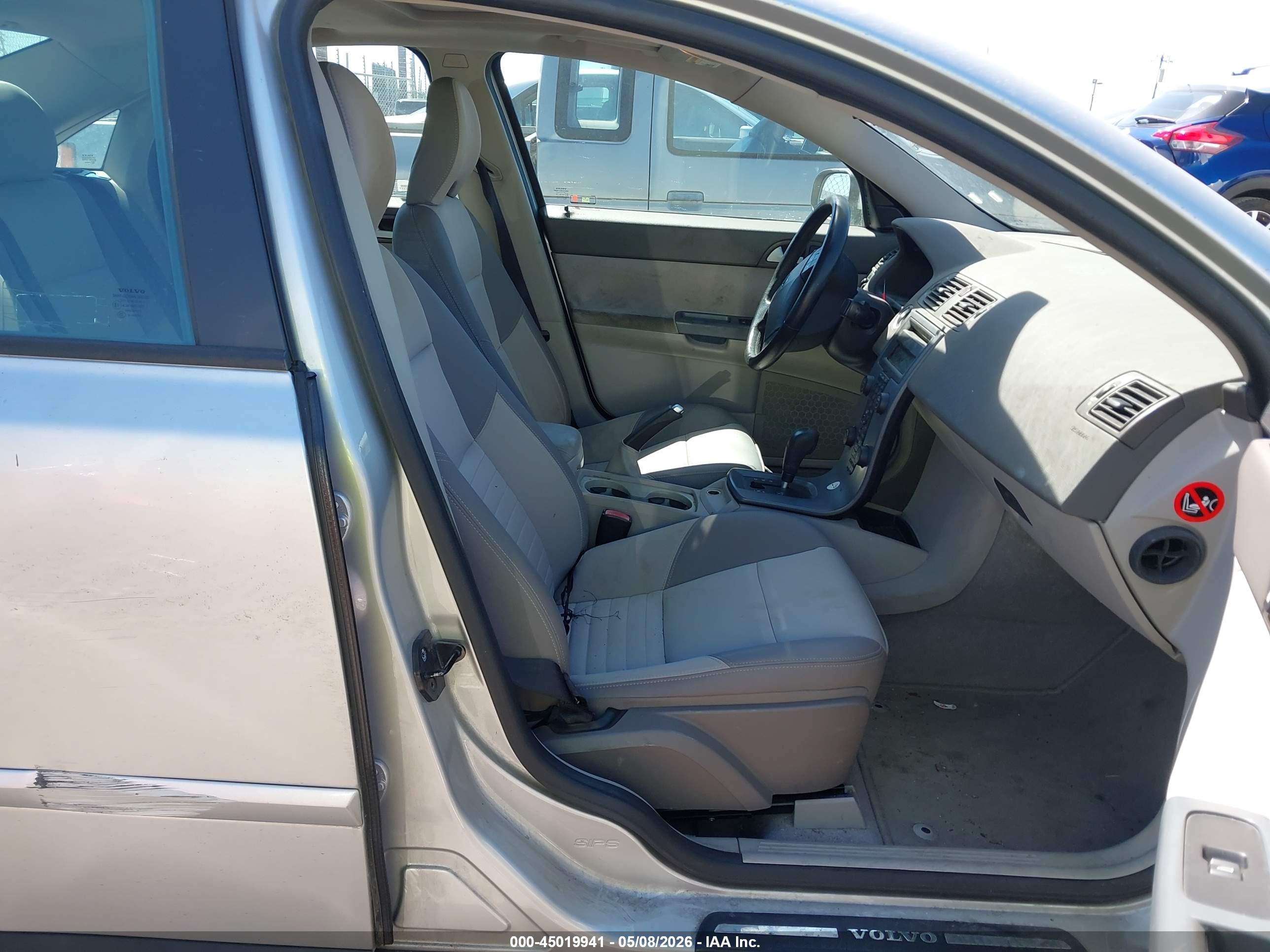 VOLVO S40 image 5