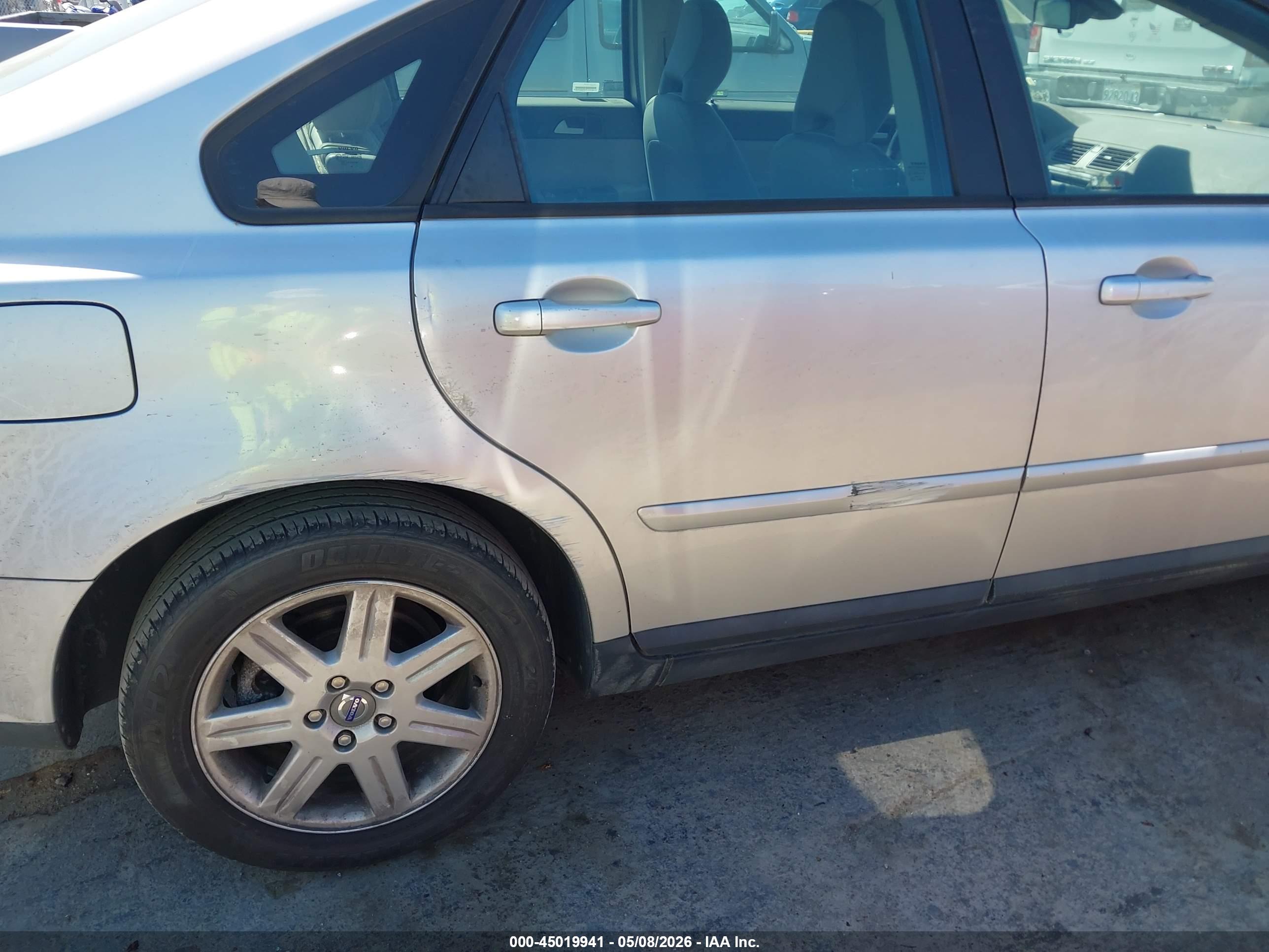 VOLVO S40 image 6