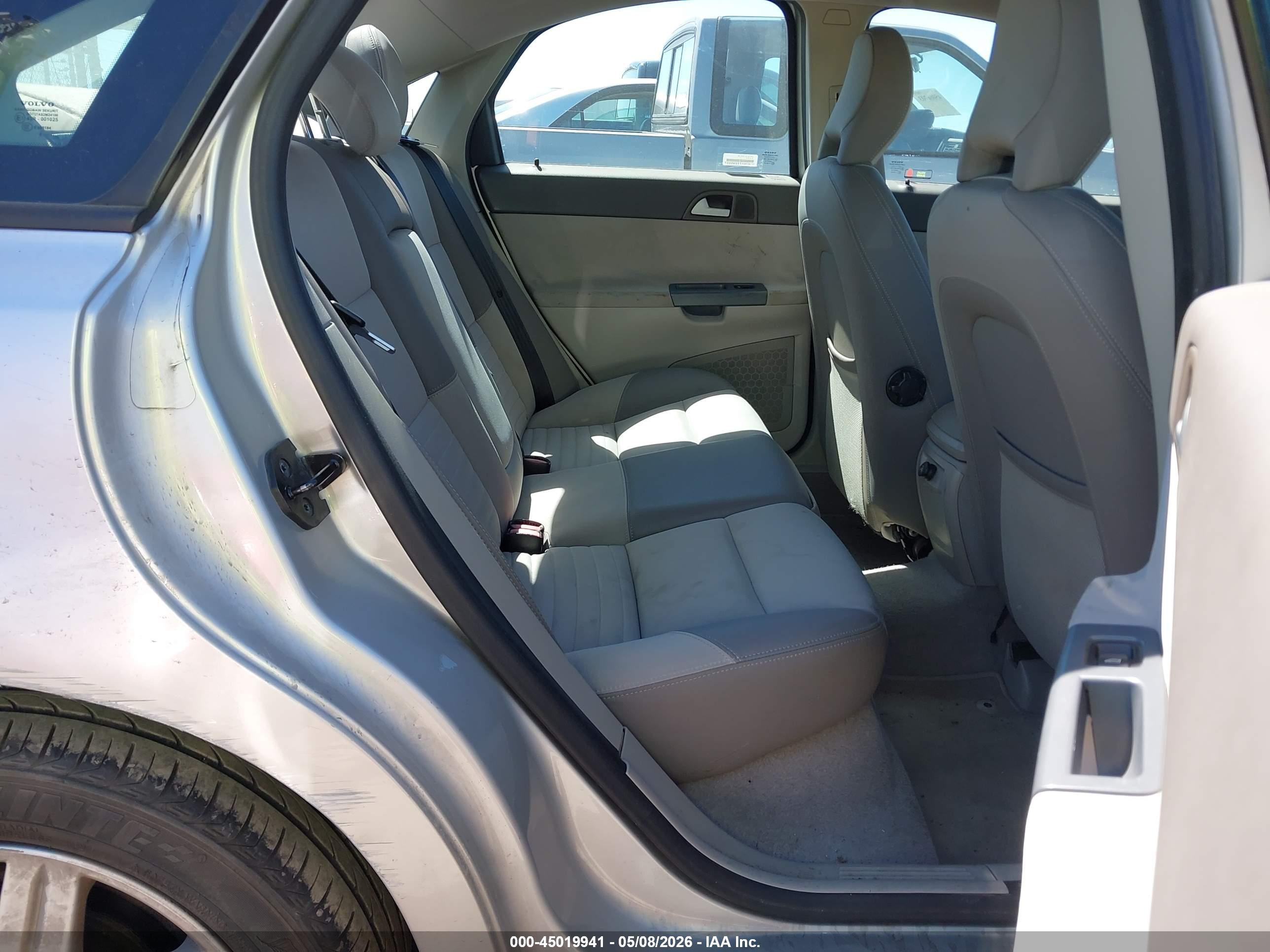 VOLVO S40 image 8